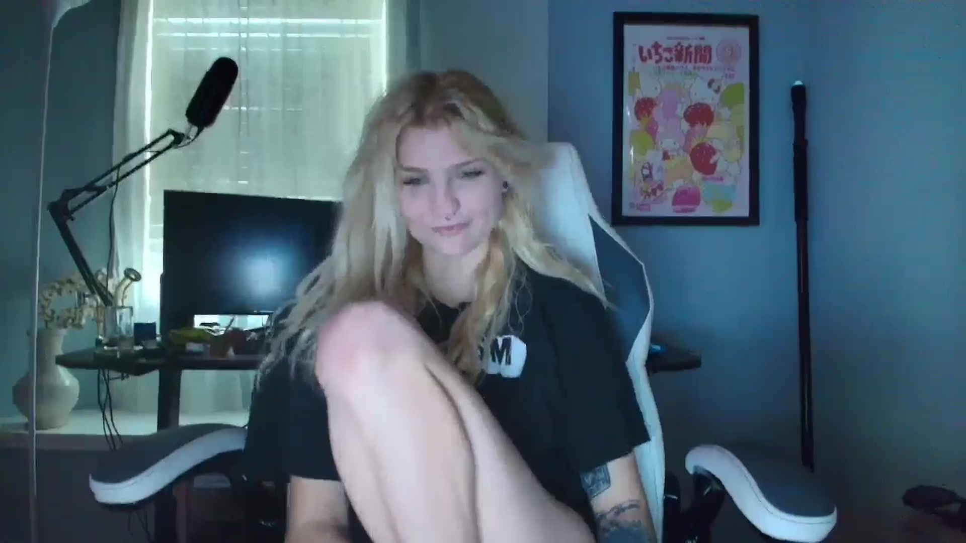 Gallery image thumbnail from DuckChan0's myfreecams stream on, 03/03/2025, 14:48 image 15 of 20