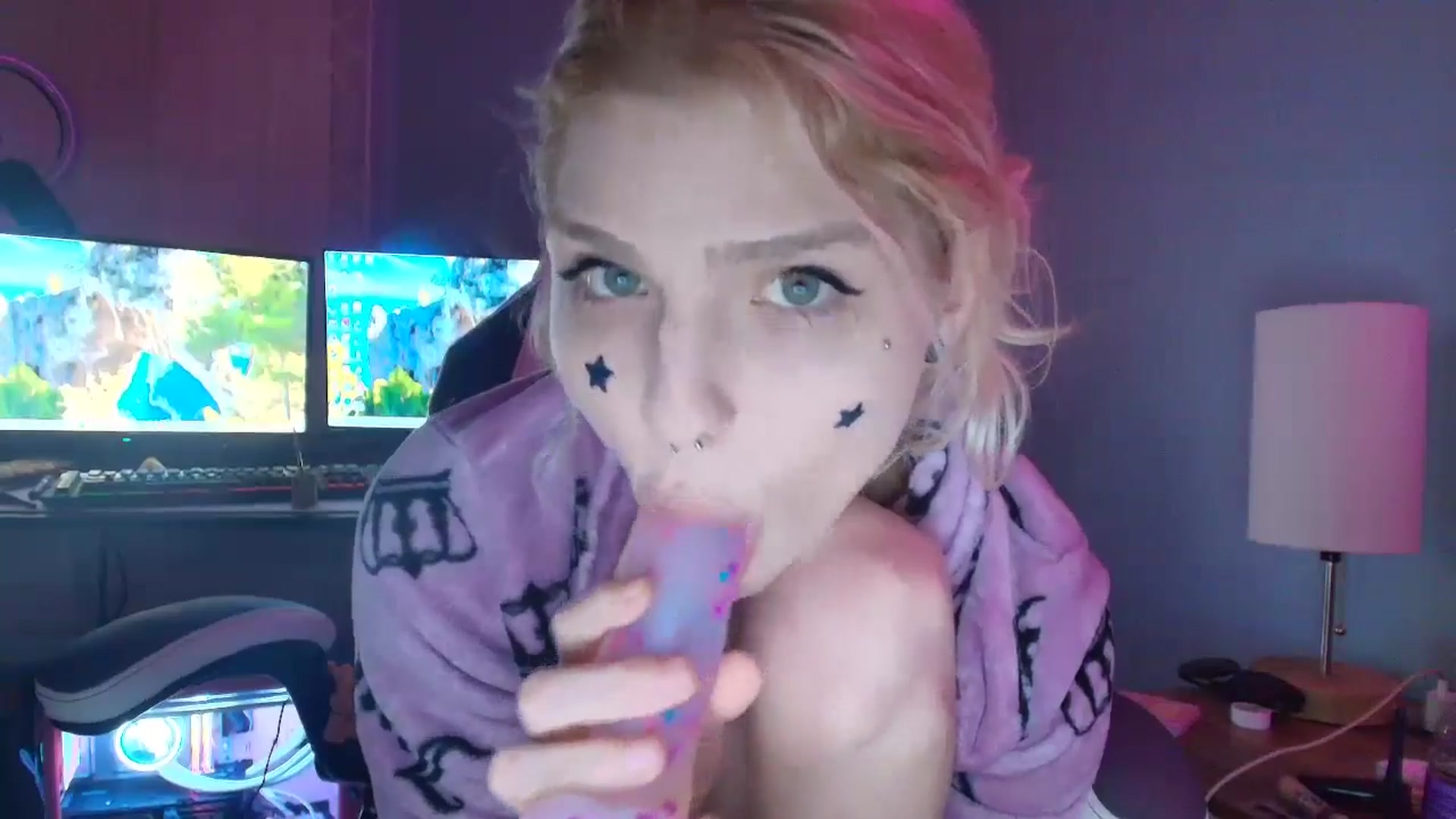 Gallery image thumbnail from DuckChan0's myfreecams stream on, 03/04/2025, 24:41 image 6 of 20