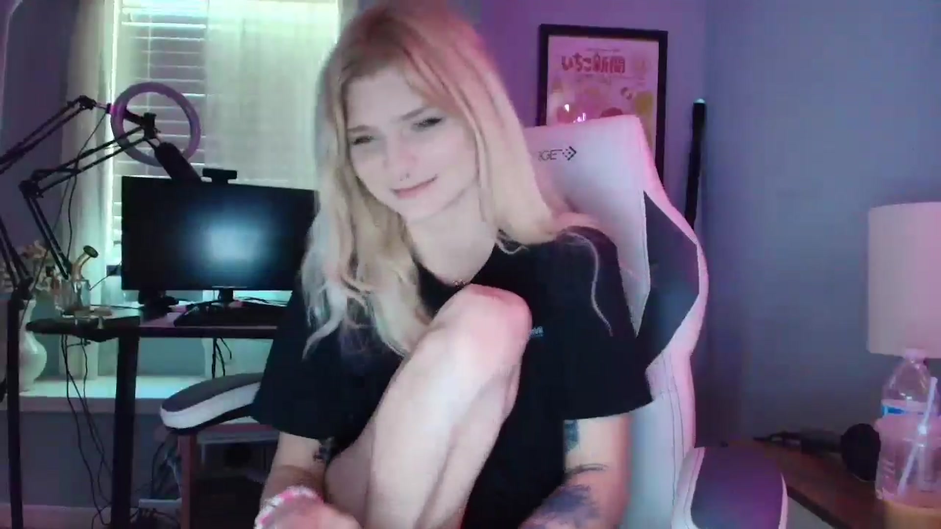 Gallery image thumbnail from DuckChan0's myfreecams stream on, 03/07/2025, 15:11 image 4 of 20