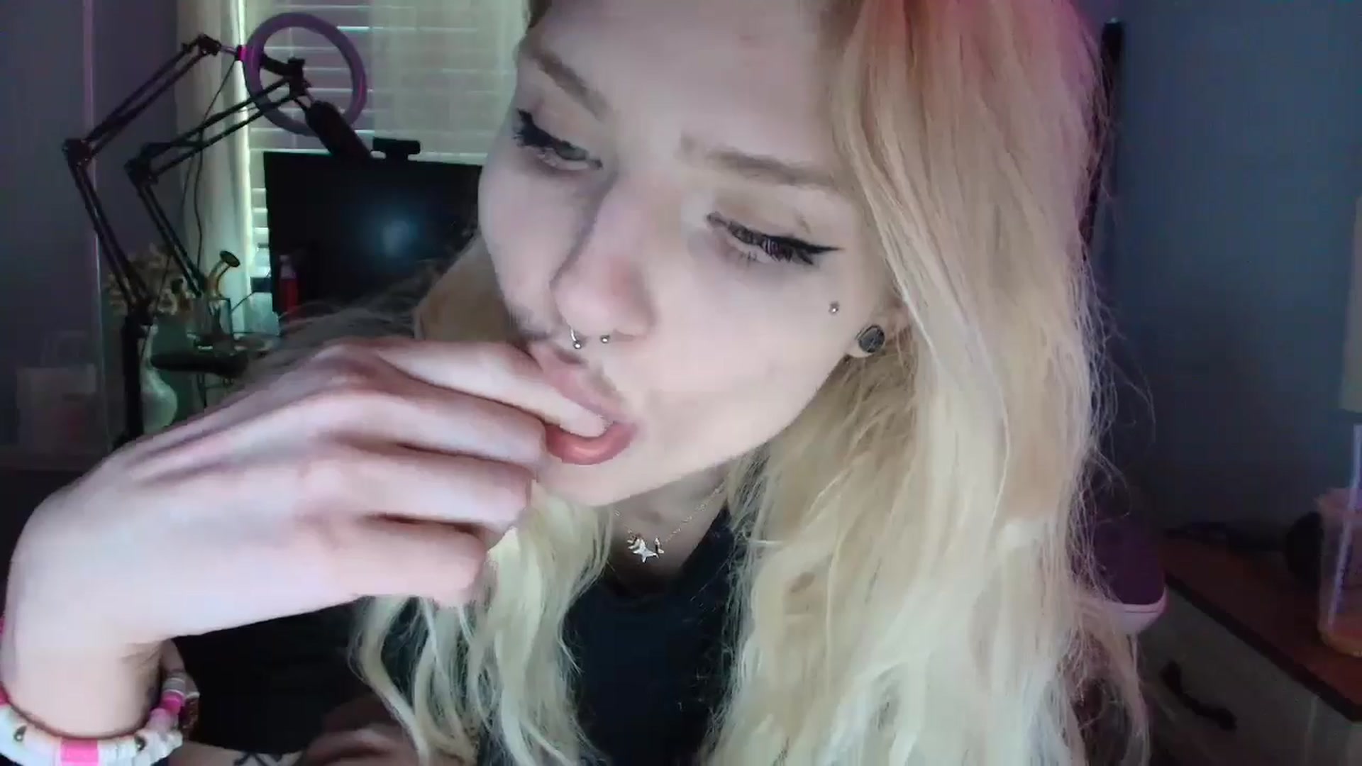 Gallery image thumbnail from DuckChan0's myfreecams stream on, 03/07/2025, 15:11 image 11 of 20