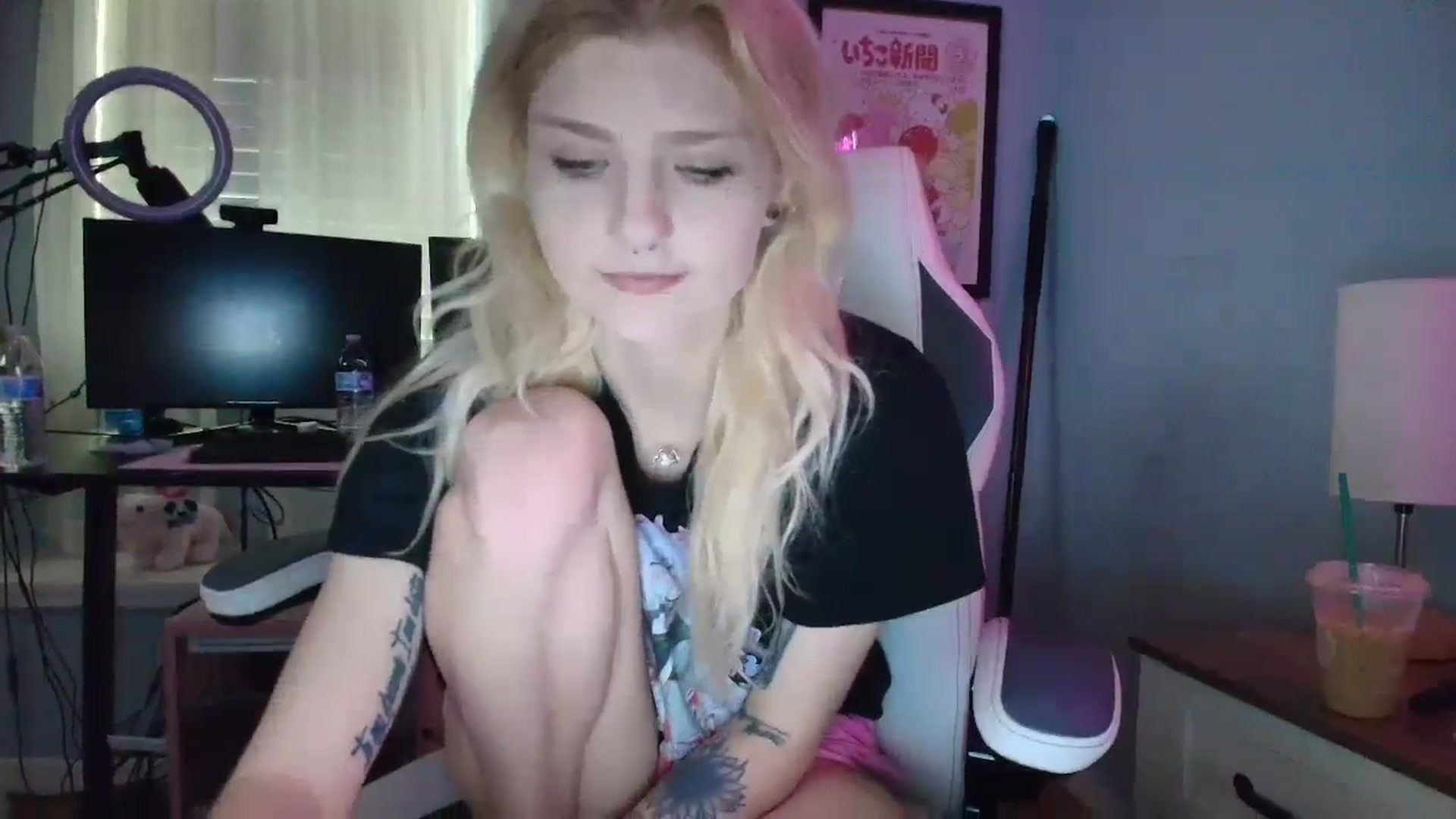 Gallery image thumbnail from DuckChan0's myfreecams stream on, 03/08/2025, 15:51 image 4 of 20