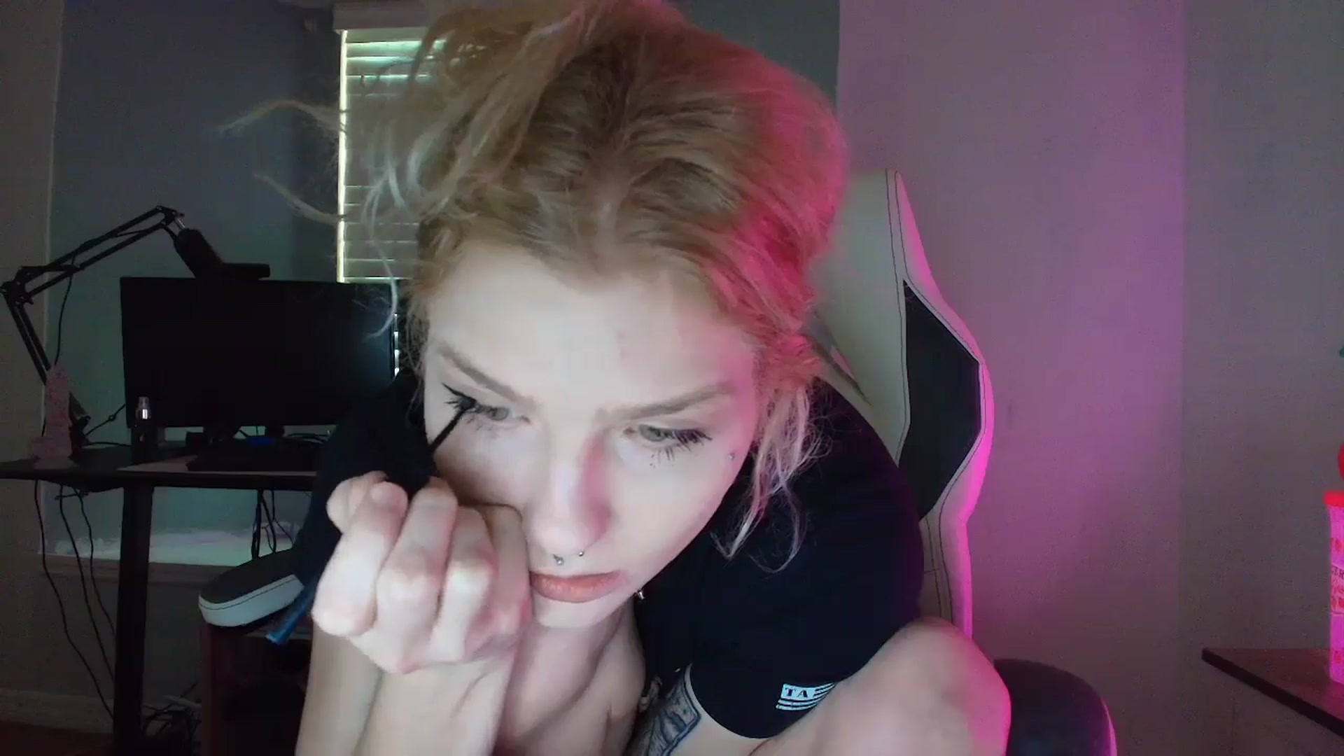 Gallery image thumbnail from DuckChan0's myfreecams stream on, 03/10/2025, 14:02 image 4 of 20