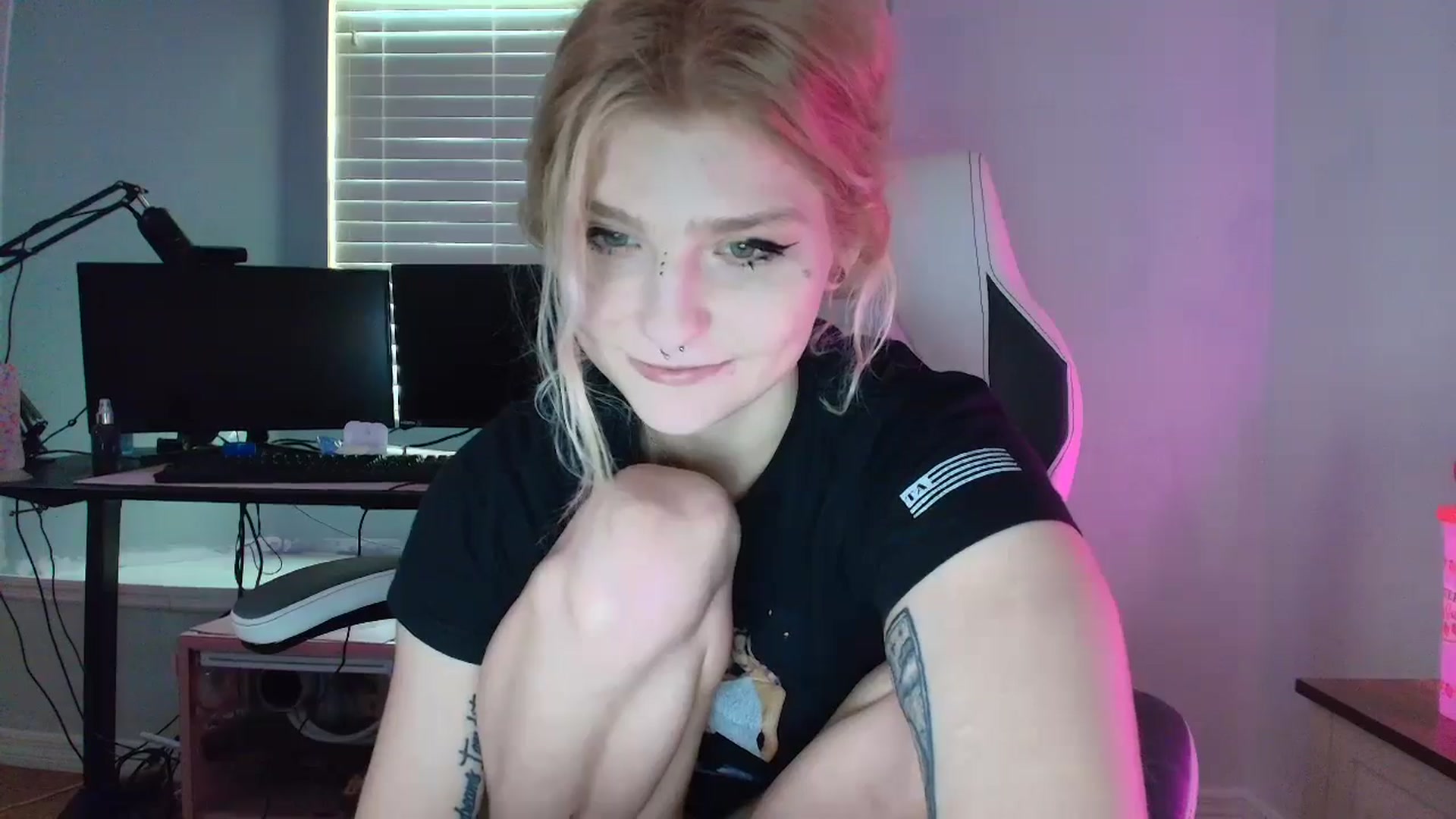 Gallery image thumbnail from DuckChan0's myfreecams stream on, 03/10/2025, 14:02 image 9 of 20