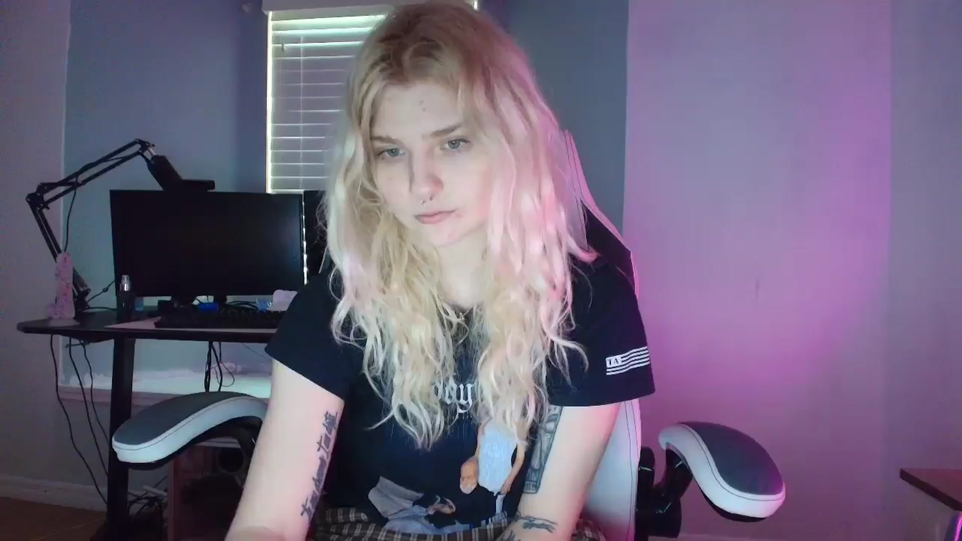 Gallery image thumbnail from DuckChan0's myfreecams stream on, 03/10/2025, 14:02 image 1 of 20