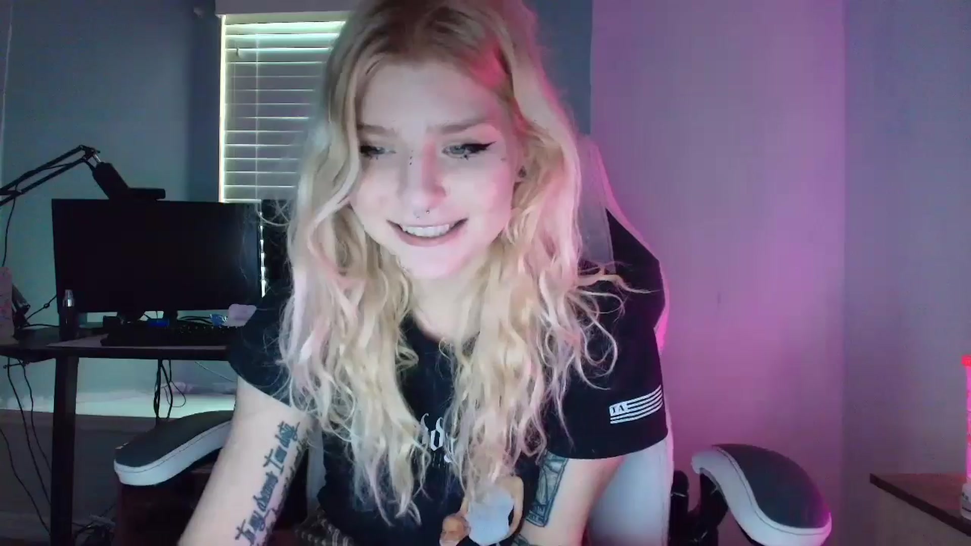 Gallery image thumbnail from DuckChan0's myfreecams stream on, 03/10/2025, 14:02 image 12 of 20