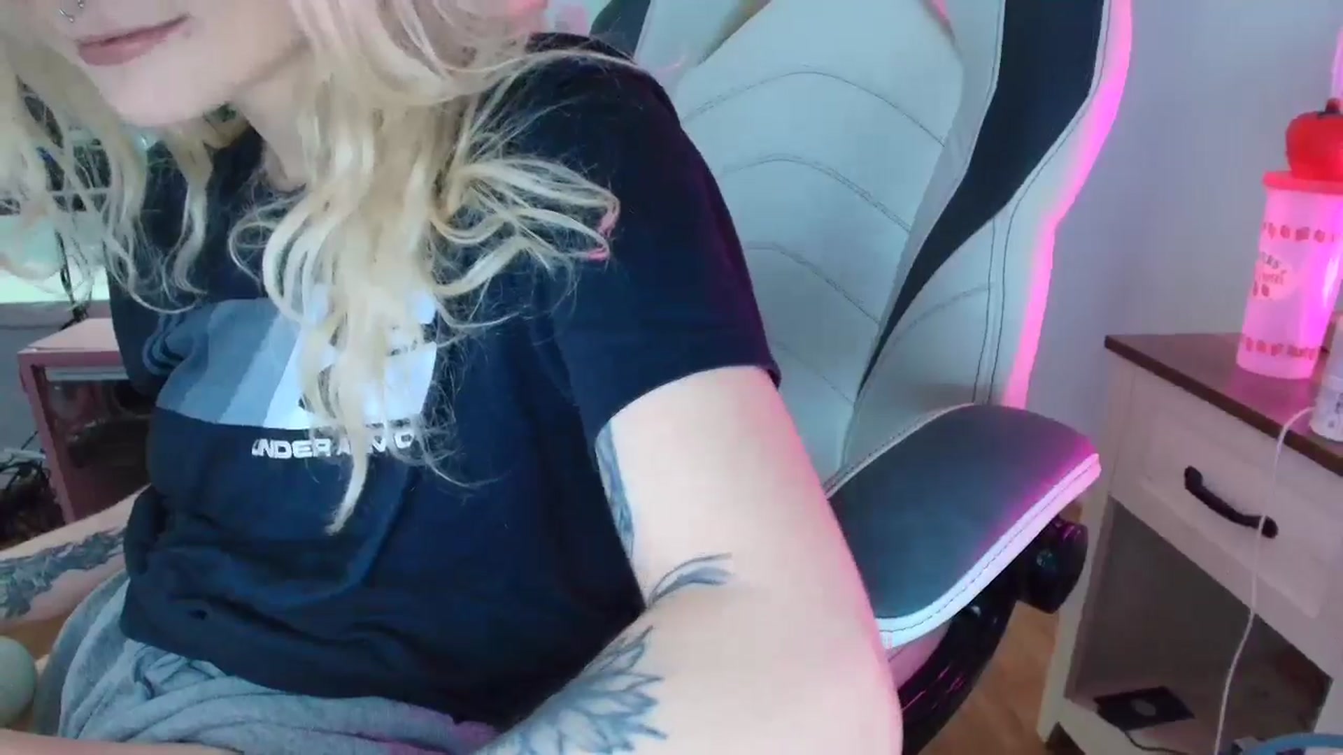 Gallery image thumbnail from DuckChan0's myfreecams stream on, 03/10/2025, 14:39 image 14 of 20