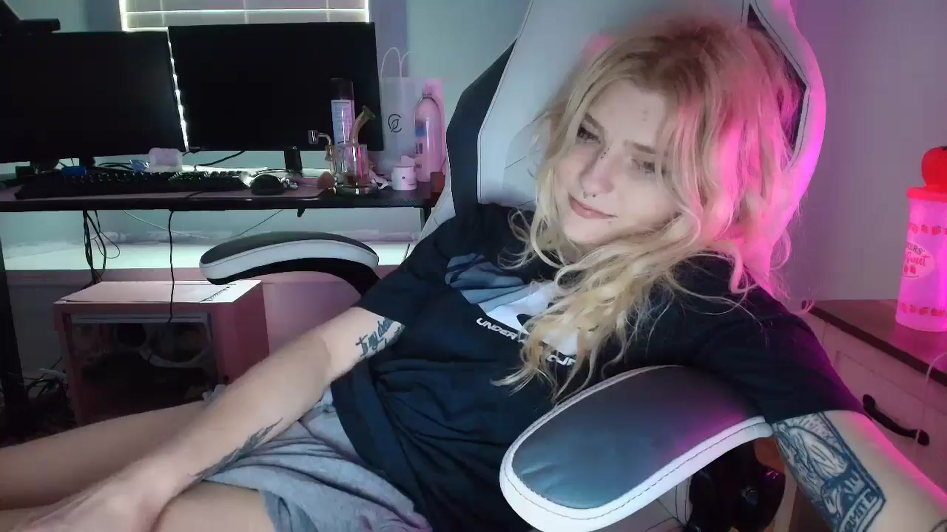 Gallery image thumbnail from DuckChan0's myfreecams stream on, 03/10/2025, 14:39 image 11 of 20