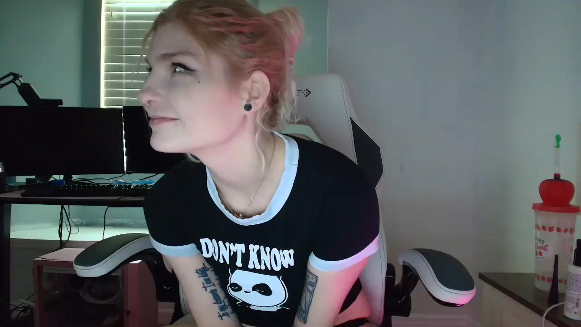 Gallery image thumbnail from DuckChan0's myfreecams stream on, 03/10/2025, 16:18 image 2 of 20