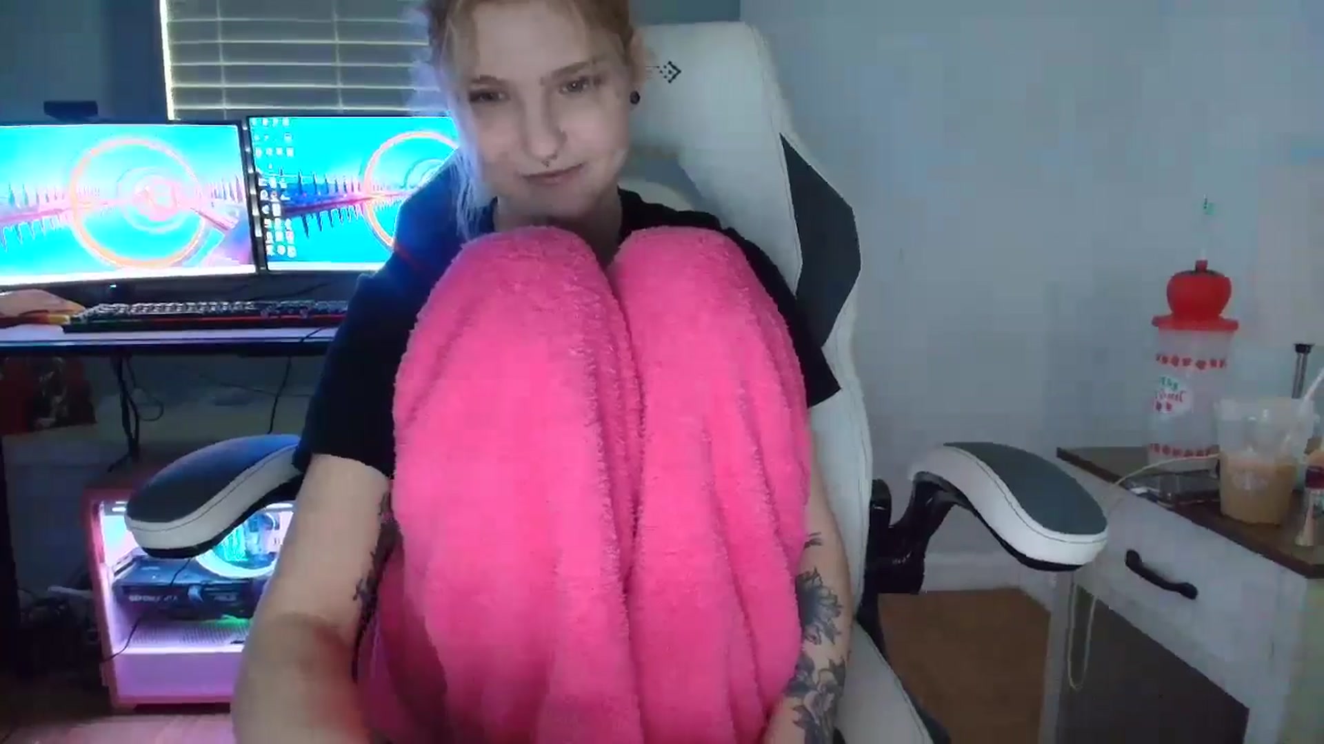 Gallery image thumbnail from DuckChan0's myfreecams stream on, 03/11/2025, 13:53 image 14 of 20