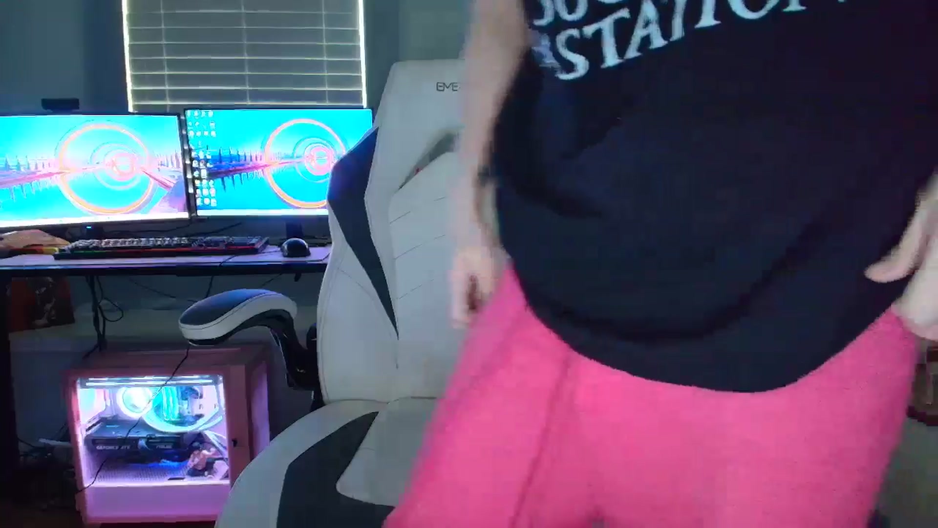 Gallery image thumbnail from DuckChan0's myfreecams stream on, 03/11/2025, 13:53 image 15 of 20
