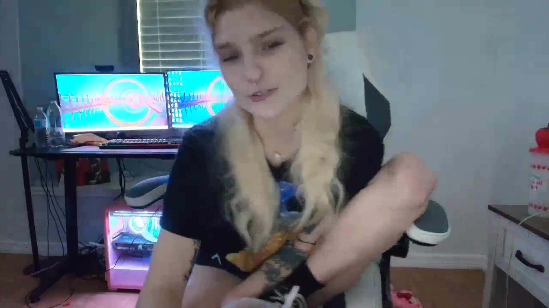 Gallery image thumbnail from DuckChan0's myfreecams stream on, 03/11/2025, 14:42 image 16 of 20