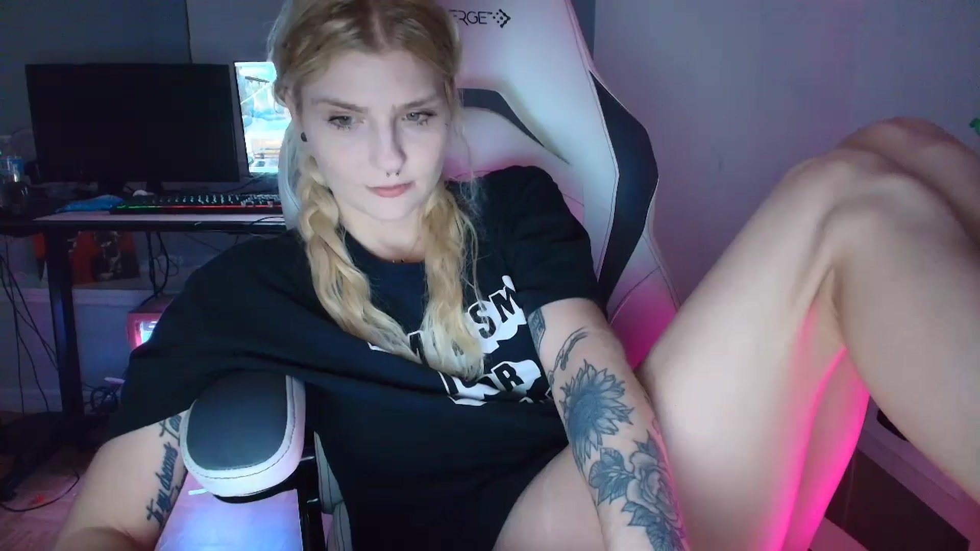 Gallery image thumbnail from DuckChan0's myfreecams stream on, 03/12/2025, 24:23 image 7 of 20