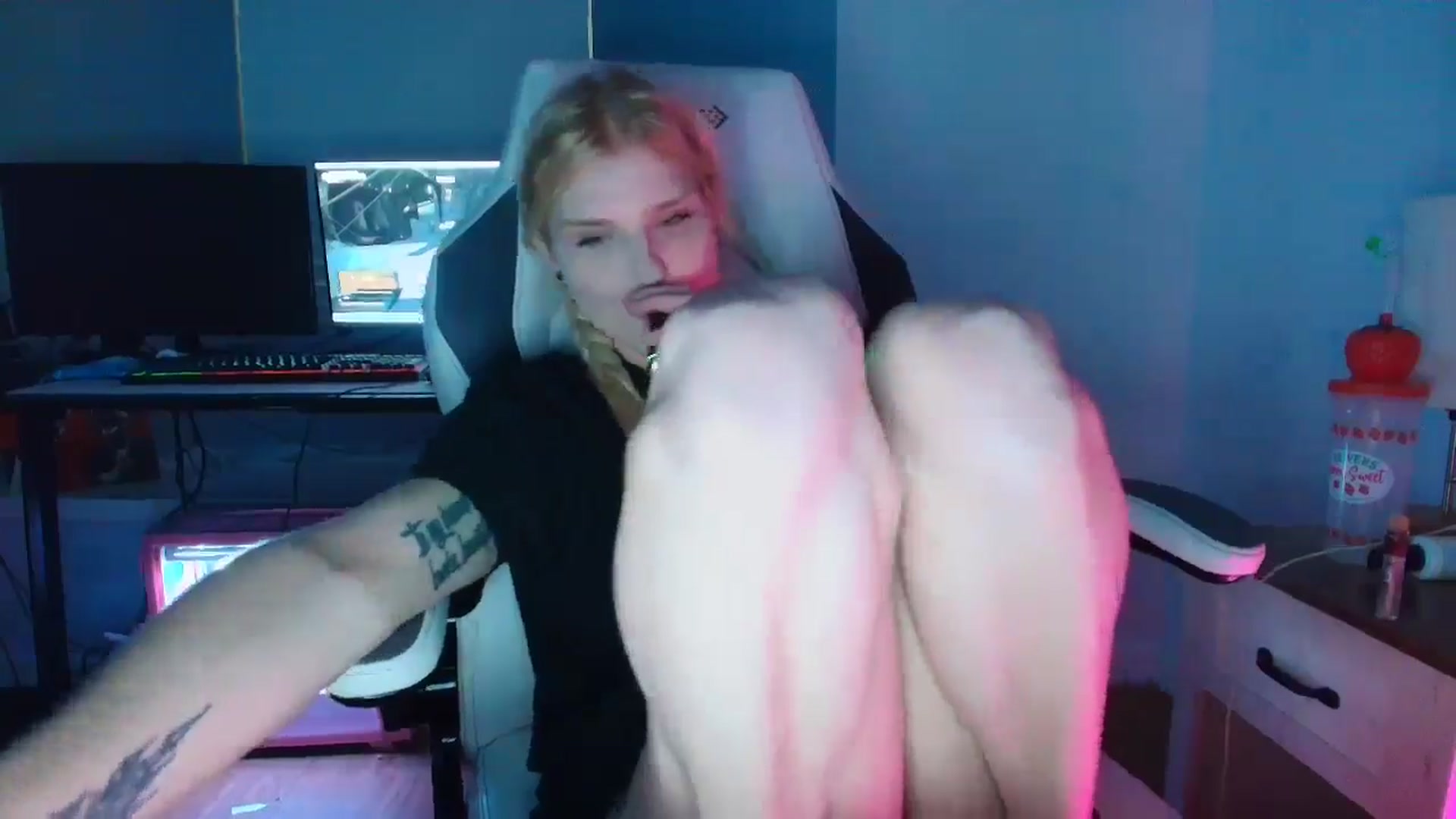 Gallery image thumbnail from DuckChan0's myfreecams stream on, 03/12/2025, 24:23 image 2 of 20