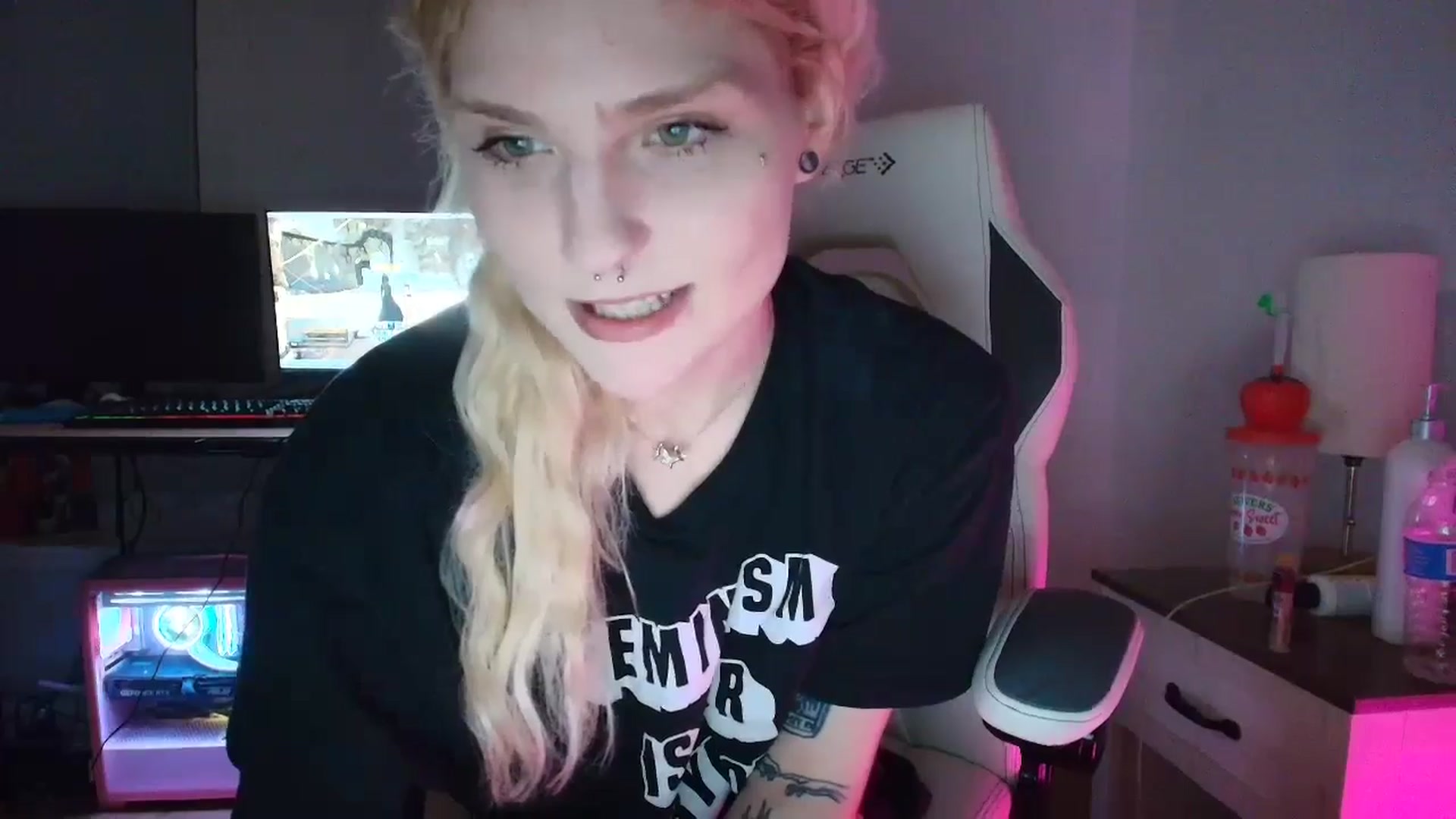 Gallery image thumbnail from DuckChan0's myfreecams stream on, 03/12/2025, 24:23 image 20 of 20