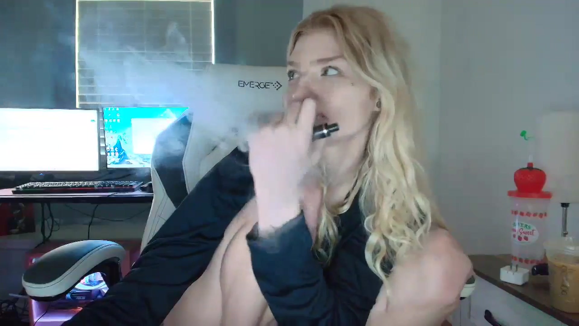 Gallery image thumbnail from DuckChan0's myfreecams stream on, 03/12/2025, 13:46 image 6 of 20