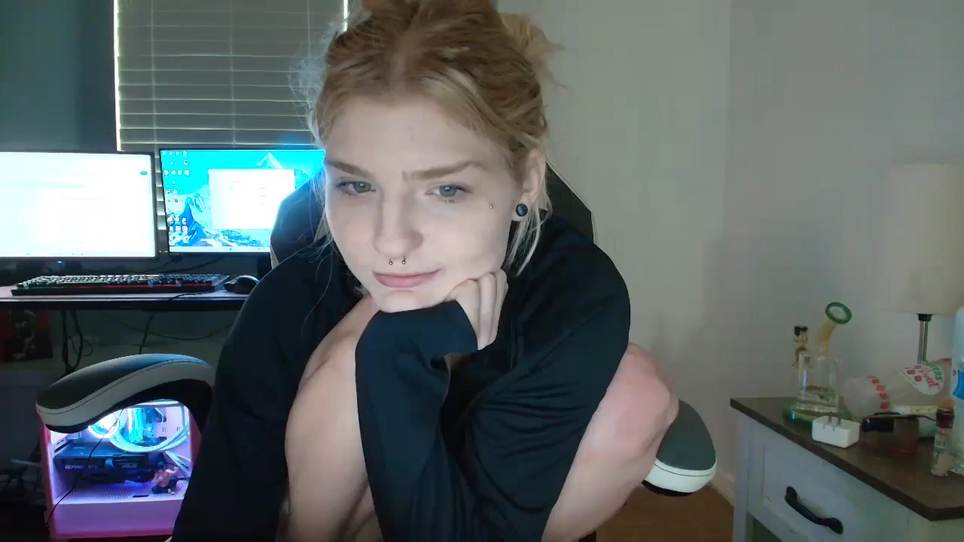 Gallery image thumbnail from DuckChan0's myfreecams stream on, 03/12/2025, 13:46 image 14 of 20