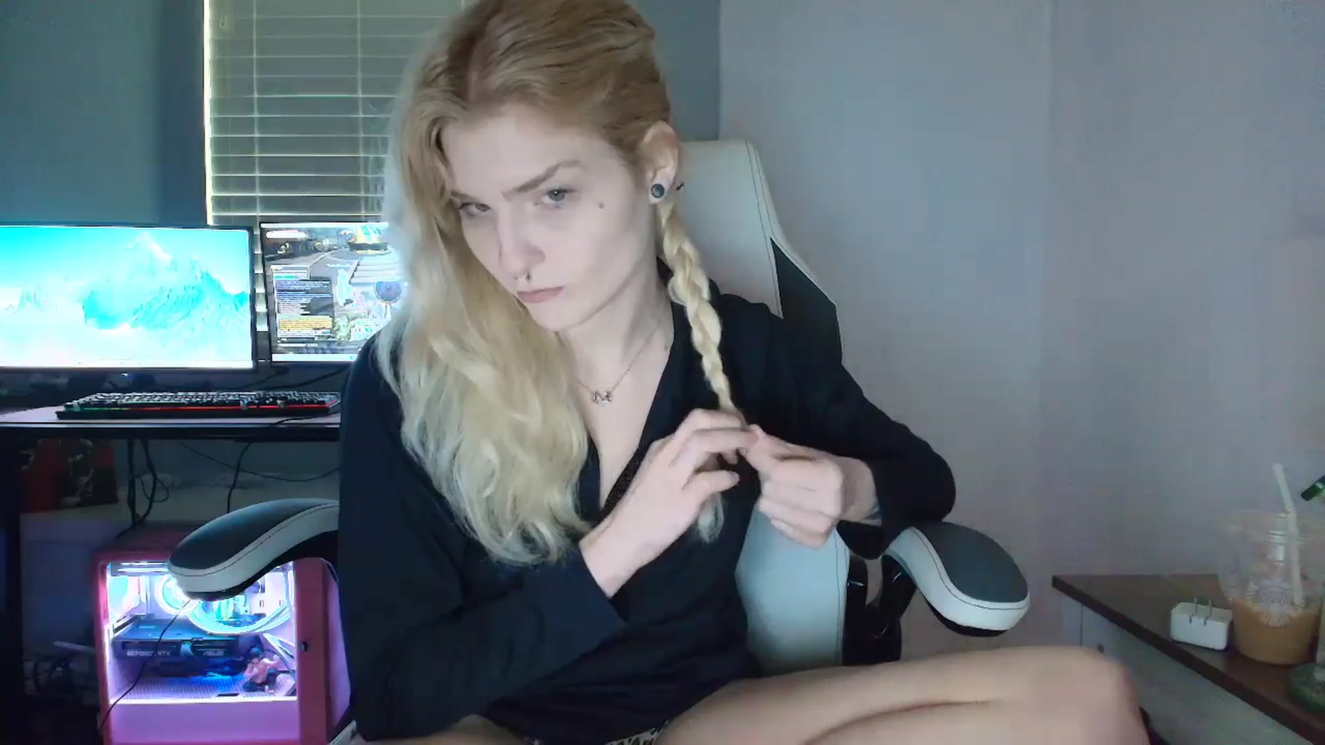 Gallery image thumbnail from DuckChan0's myfreecams stream on, 03/12/2025, 15:07 image 2 of 20
