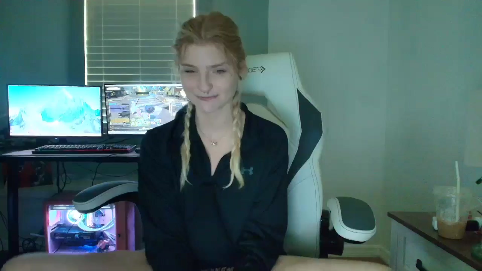 Gallery image thumbnail from DuckChan0's myfreecams stream on, 03/12/2025, 15:07 image 3 of 20