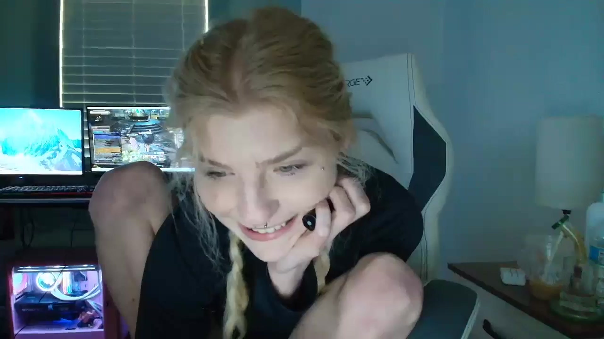 Gallery image thumbnail from DuckChan0's myfreecams stream on, 03/12/2025, 15:07 image 6 of 20