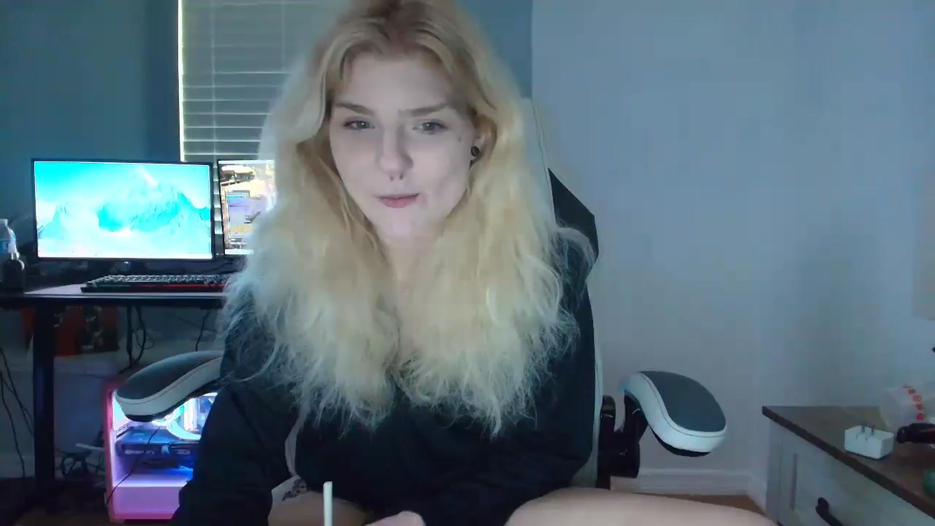 Gallery image thumbnail from DuckChan0's myfreecams stream on, 03/12/2025, 15:07 image 1 of 20