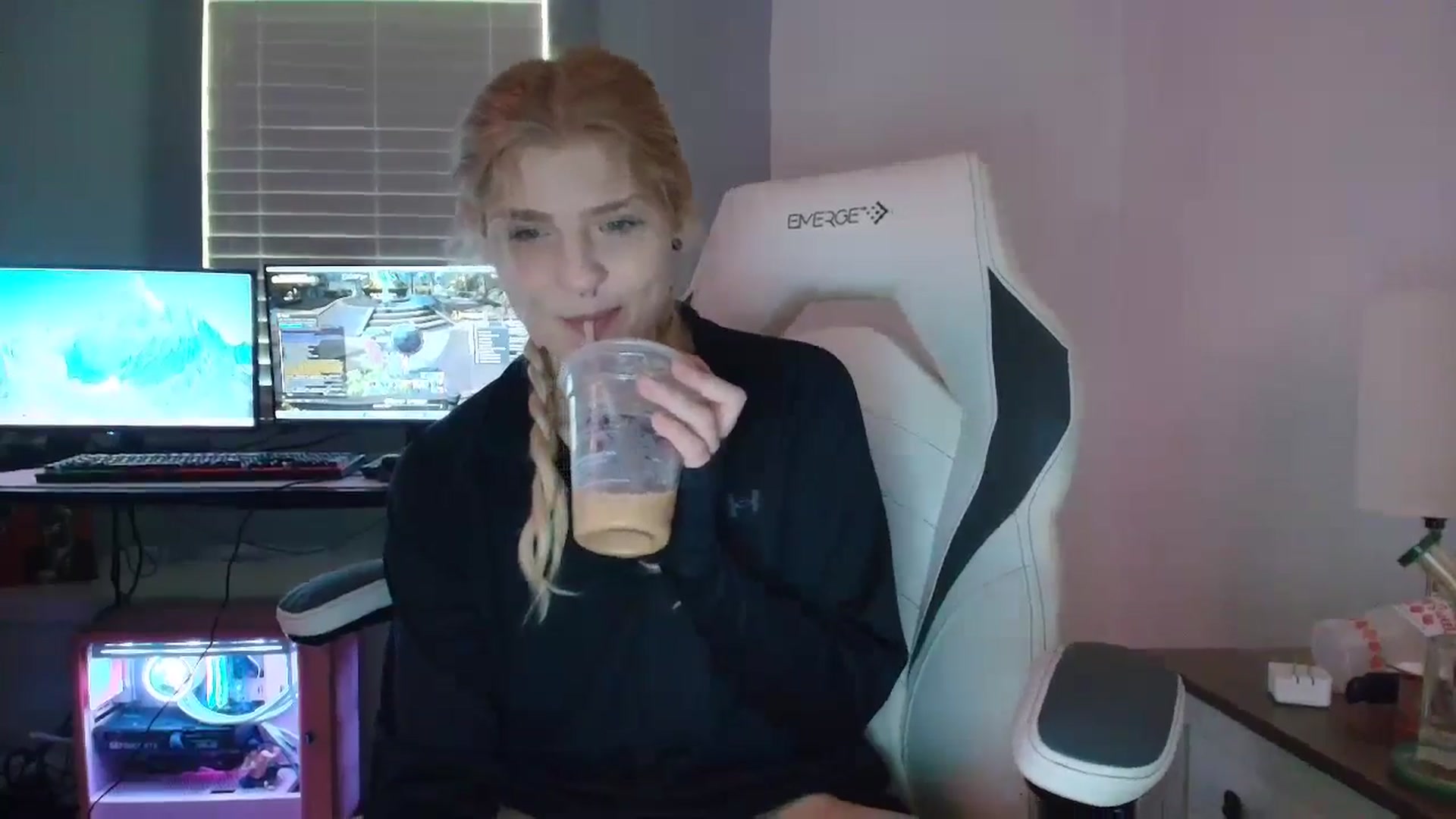 Gallery image thumbnail from DuckChan0's myfreecams stream on, 03/12/2025, 15:07 image 5 of 20