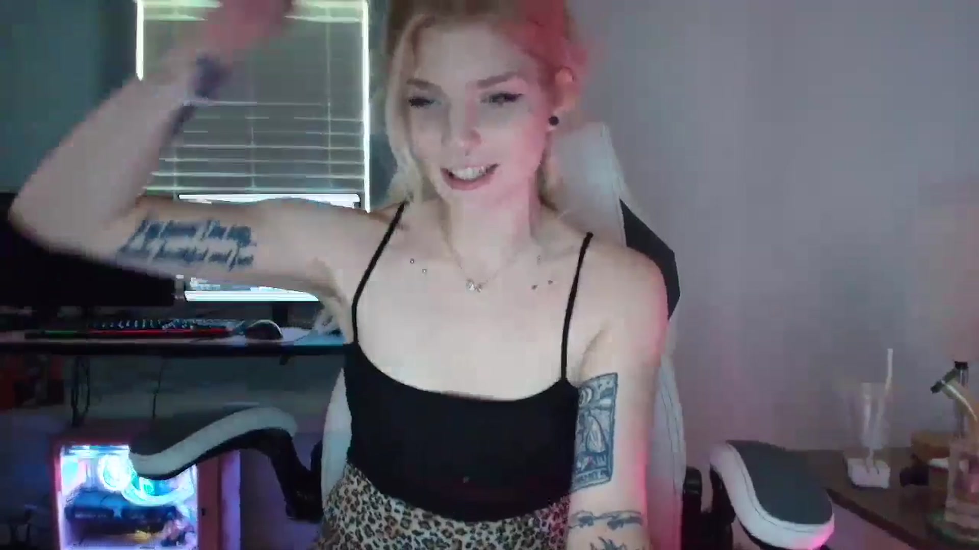 Gallery image thumbnail from DuckChan0's myfreecams stream on, 03/12/2025, 16:25 image 6 of 20