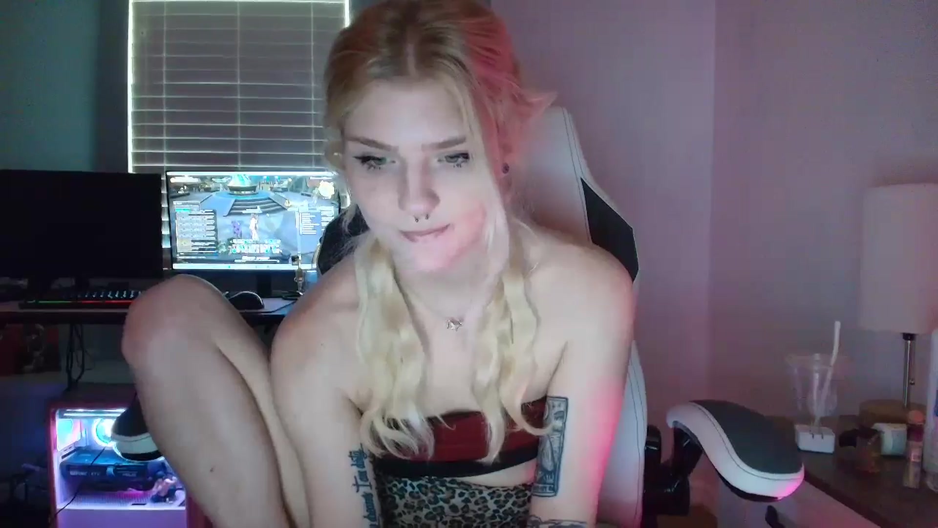 Gallery image thumbnail from DuckChan0's myfreecams stream on, 03/12/2025, 16:25 image 12 of 20