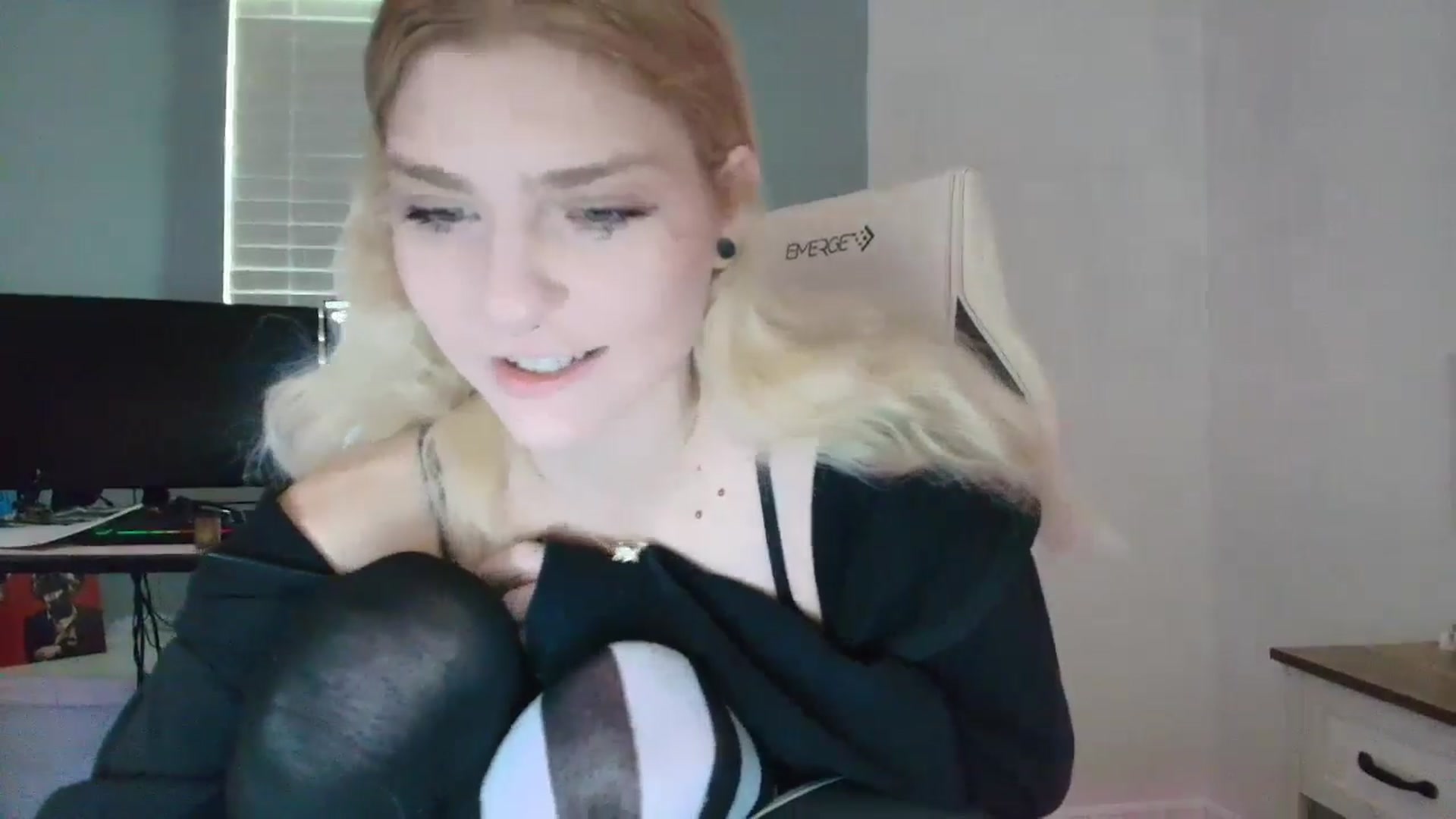 Gallery image thumbnail from DuckChan0's myfreecams stream on, 03/13/2025, 14:58 image 10 of 20
