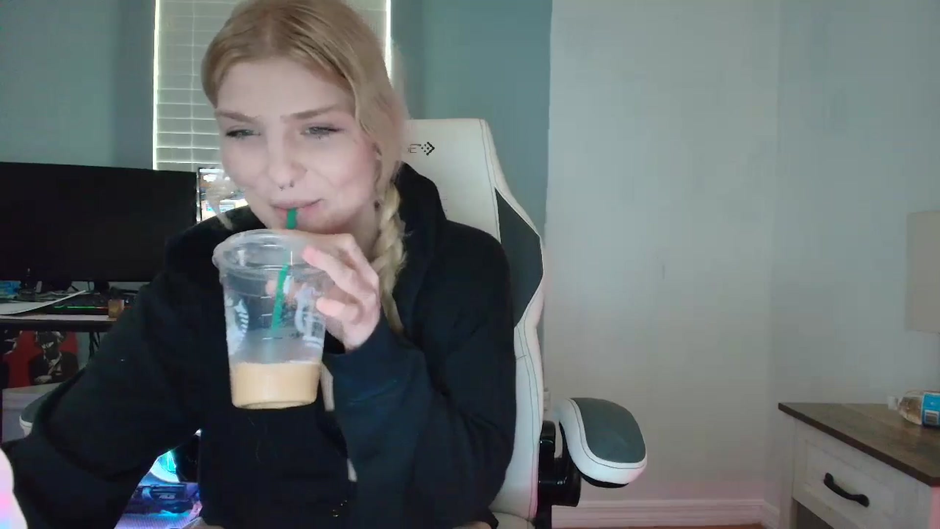 Gallery image thumbnail from DuckChan0's myfreecams stream on, 03/13/2025, 14:58 image 16 of 20