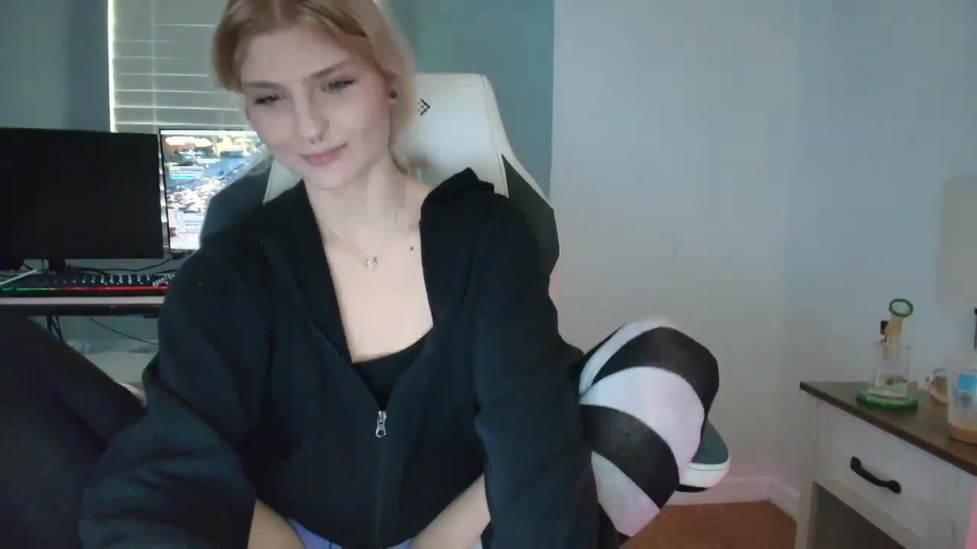 Gallery image thumbnail from DuckChan0's myfreecams stream on, 03/13/2025, 14:58 image 18 of 20