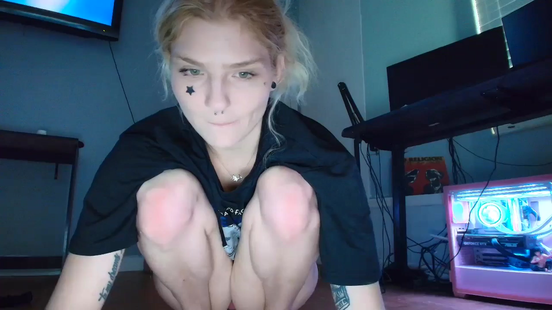 Gallery image thumbnail from DuckChan0's myfreecams stream on, 03/13/2025, 16:46 image 15 of 20