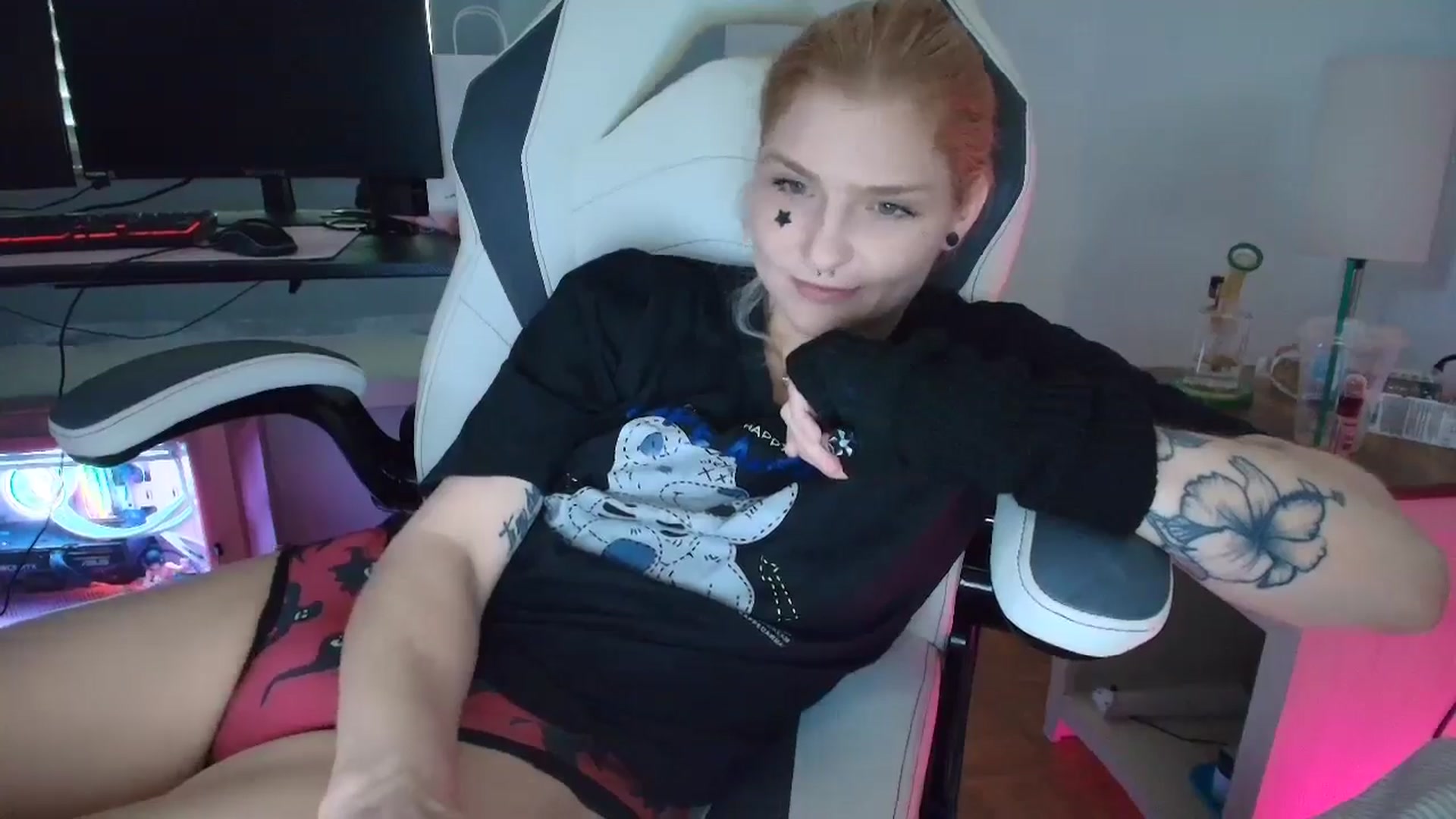 Gallery image thumbnail from DuckChan0's myfreecams stream on, 03/13/2025, 16:46 image 4 of 20