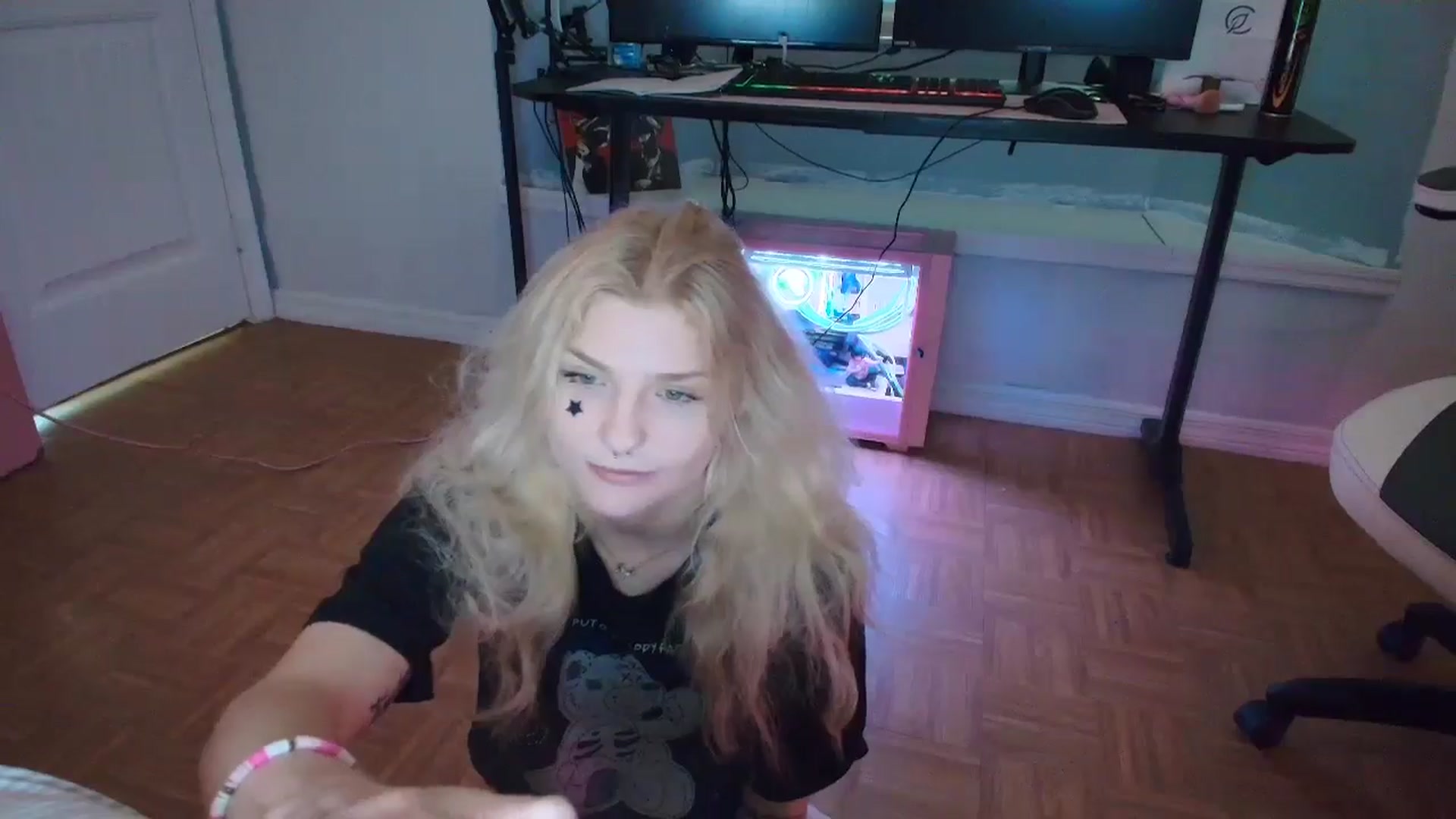 Gallery image thumbnail from DuckChan0's myfreecams stream on, 03/13/2025, 16:46 image 13 of 20