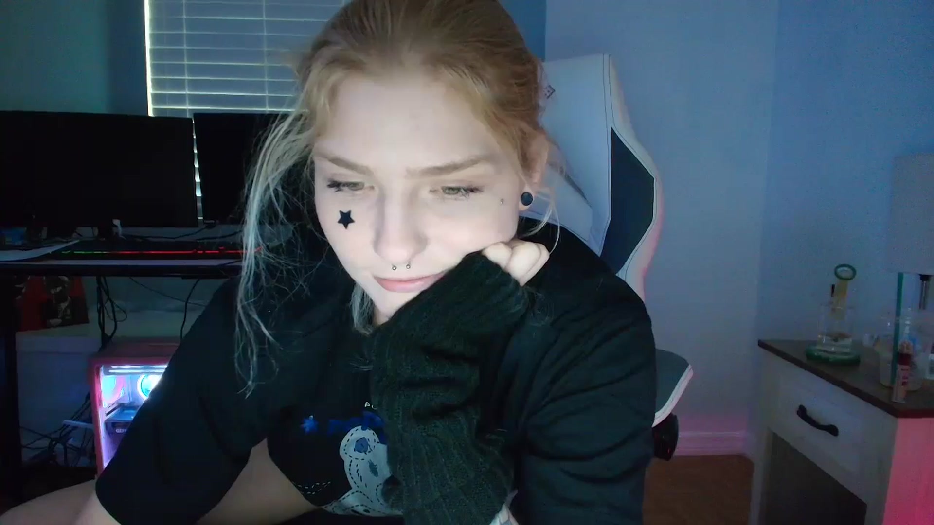 Gallery image thumbnail from DuckChan0's myfreecams stream on, 03/13/2025, 16:46 image 6 of 20