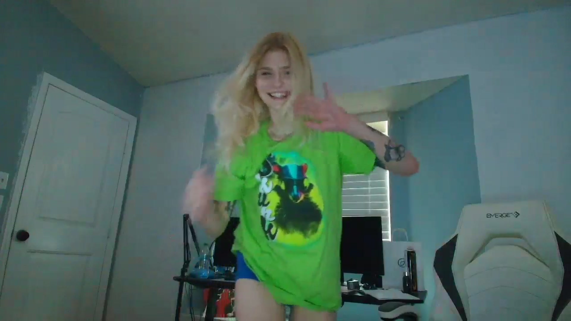 Gallery image thumbnail from DuckChan0's myfreecams stream on, 03/14/2025, 14:01 image 14 of 20