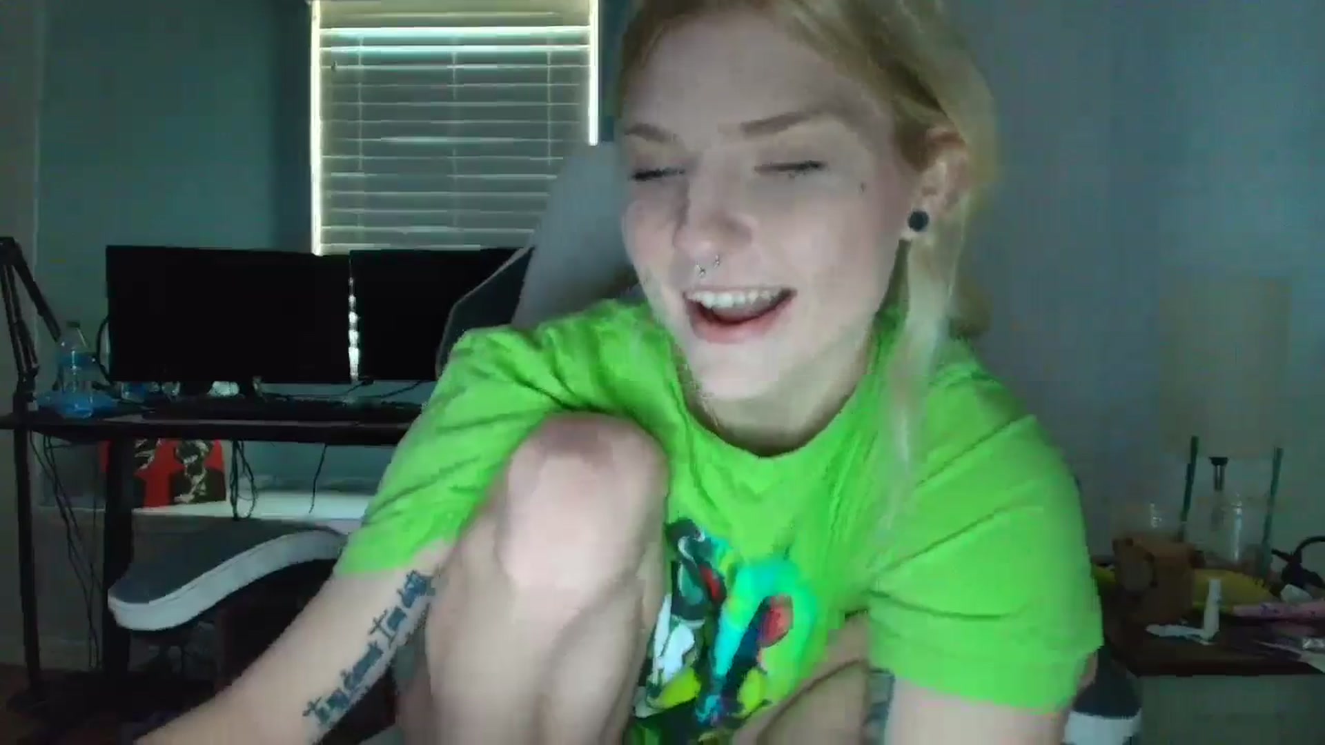 Gallery image thumbnail from DuckChan0's myfreecams stream on, 03/14/2025, 14:01 image 10 of 20