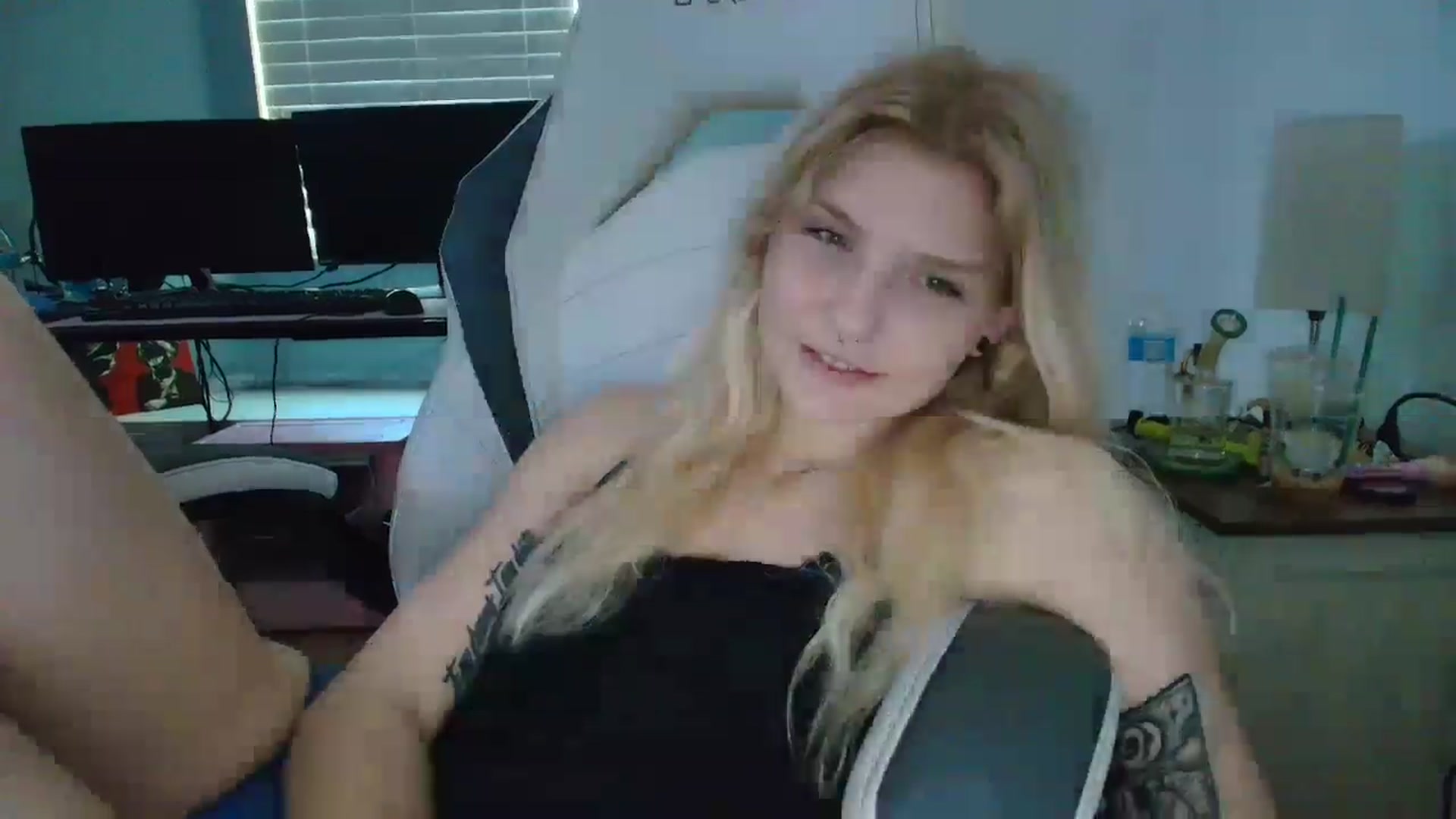 Gallery image thumbnail from DuckChan0's myfreecams stream on, 03/14/2025, 15:24 image 10 of 20
