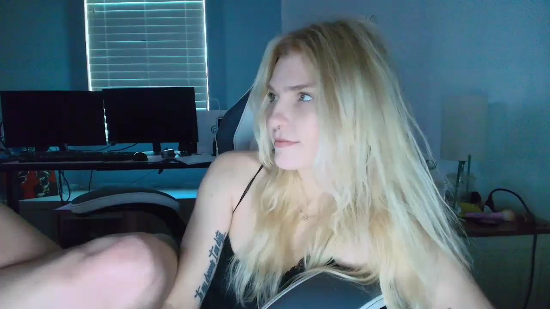 Gallery image thumbnail from DuckChan0's myfreecams stream on, 03/14/2025, 15:24 image 7 of 20