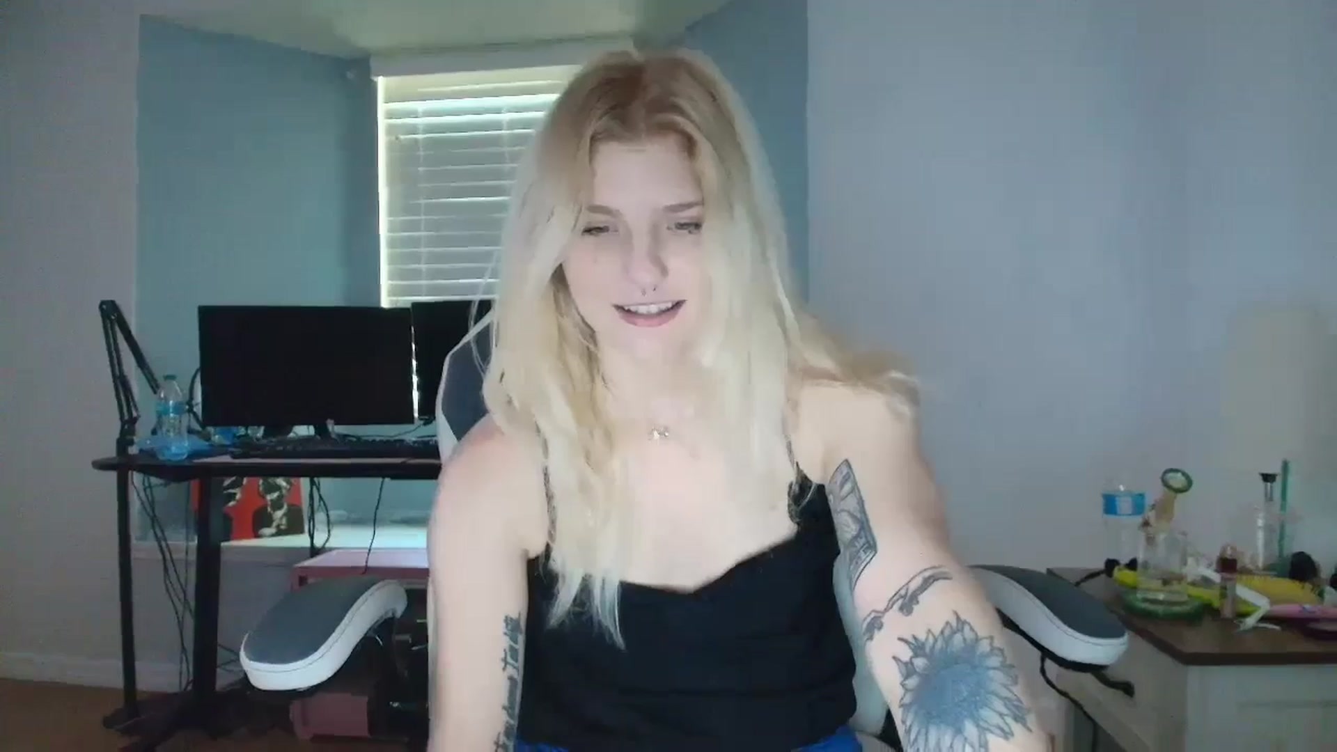 Gallery image thumbnail from DuckChan0's myfreecams stream on, 03/14/2025, 15:24 image 18 of 20