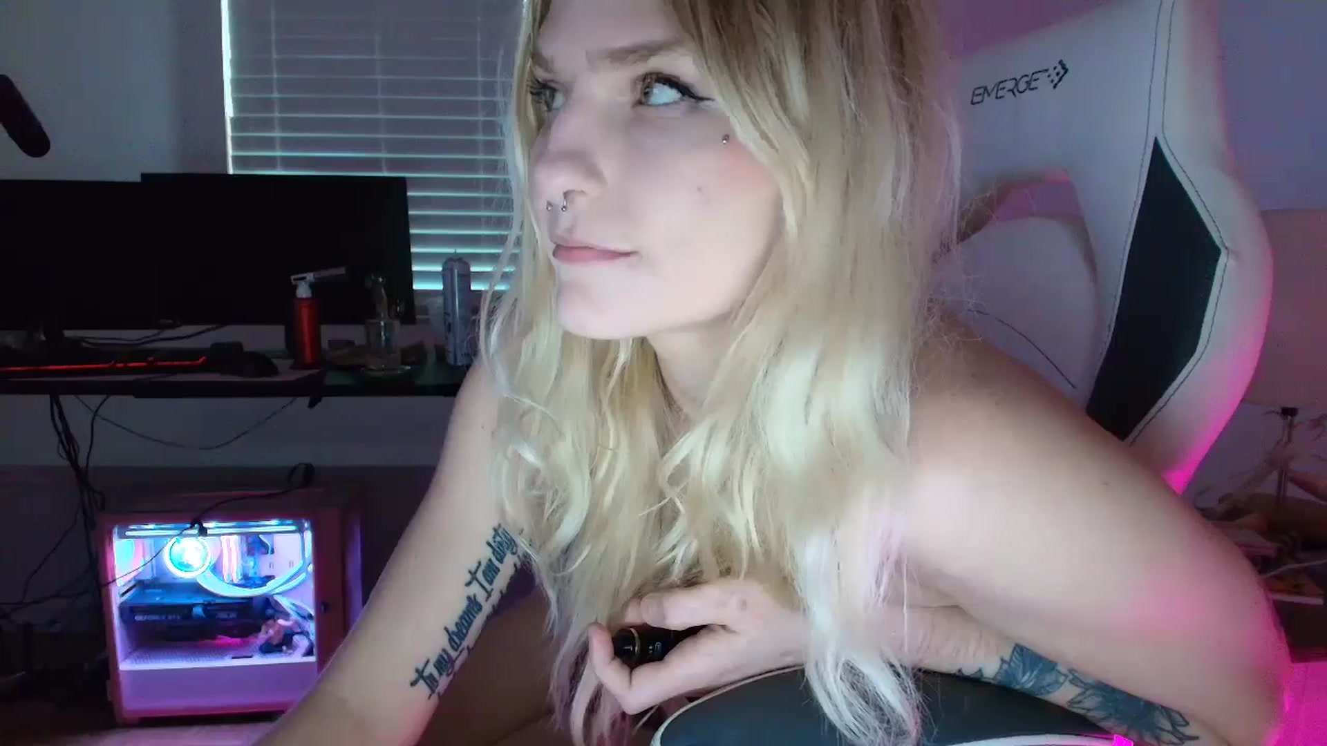 Gallery image thumbnail from DuckChan0's myfreecams stream on, 03/15/2025, 22:57 image 12 of 20