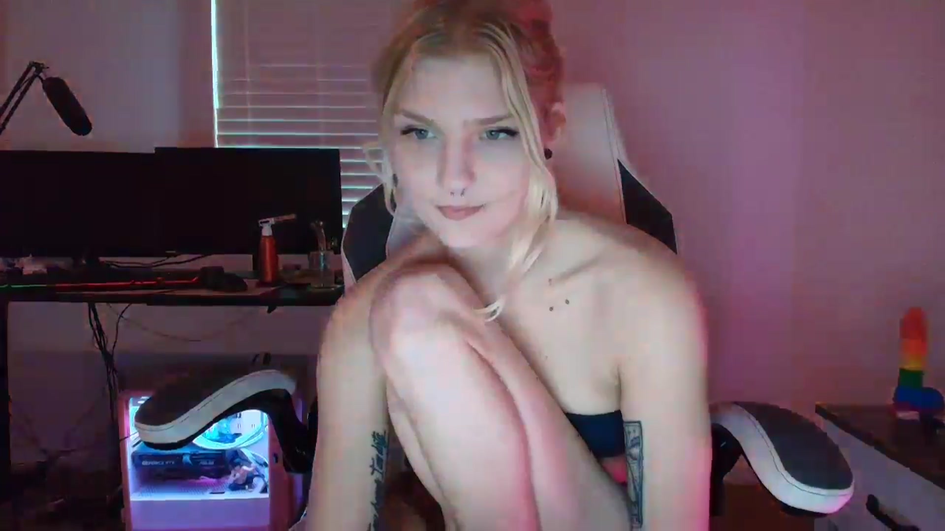 Gallery image thumbnail from DuckChan0's myfreecams stream on, 03/15/2025, 22:57 image 17 of 20