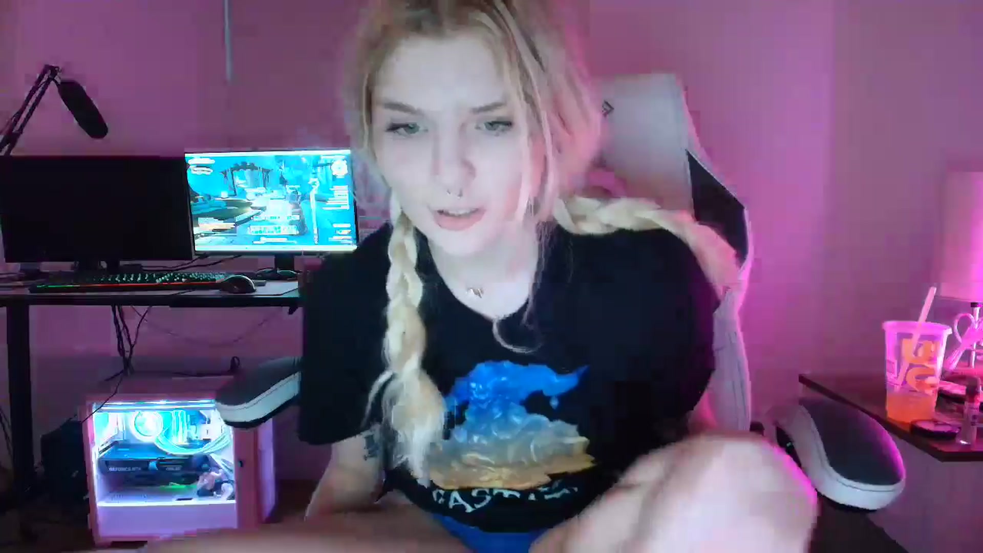 Gallery image thumbnail from DuckChan0's myfreecams stream on, 03/16/2025, 23:36 image 18 of 20