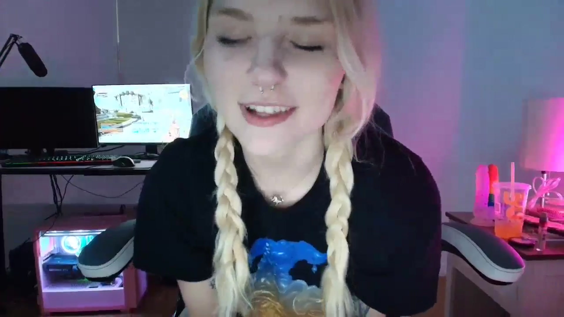 Gallery image thumbnail from DuckChan0's myfreecams stream on, 03/16/2025, 23:36 image 14 of 20