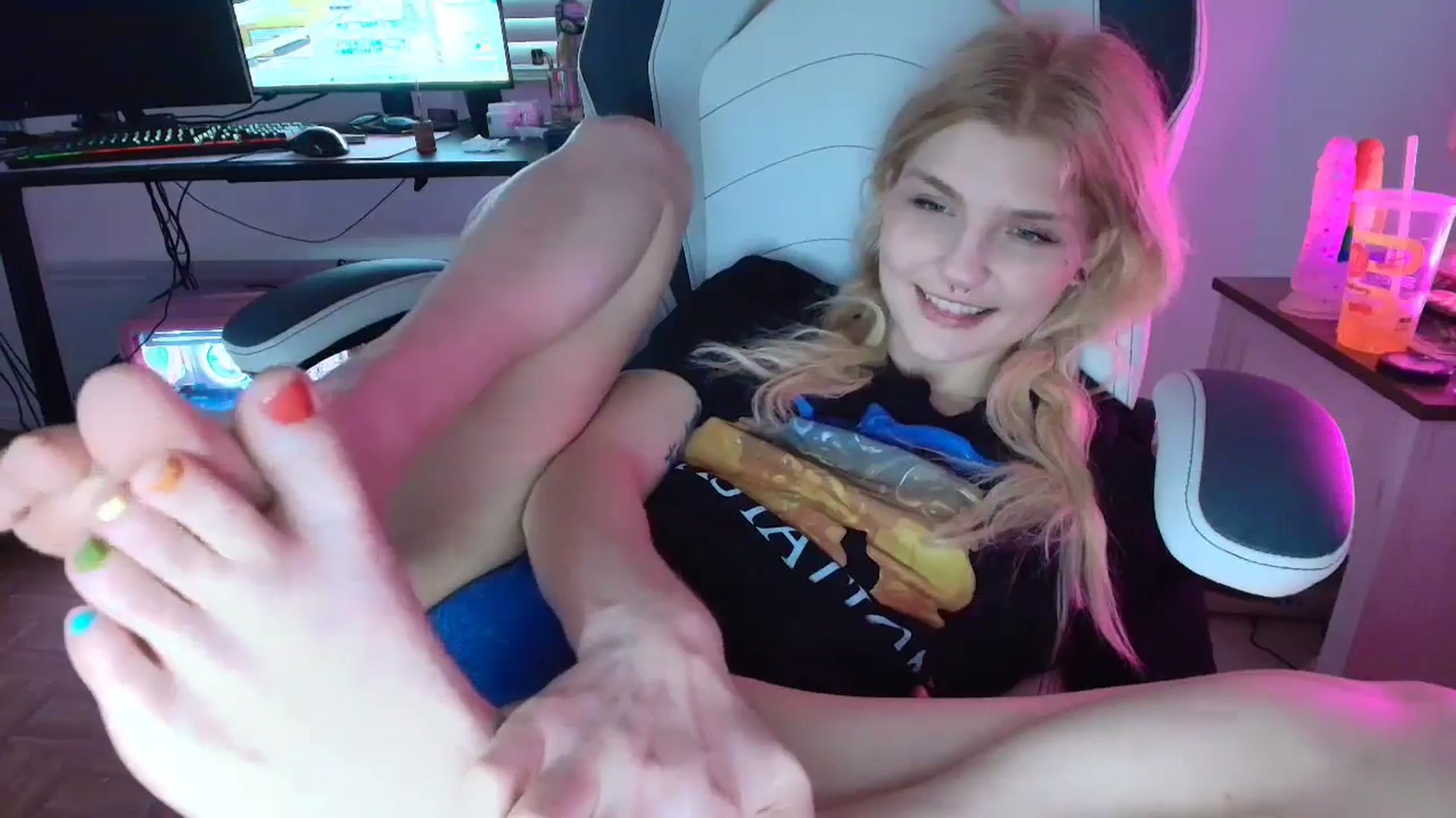 Gallery image thumbnail from DuckChan0's myfreecams stream on, 03/16/2025, 23:36 image 6 of 20