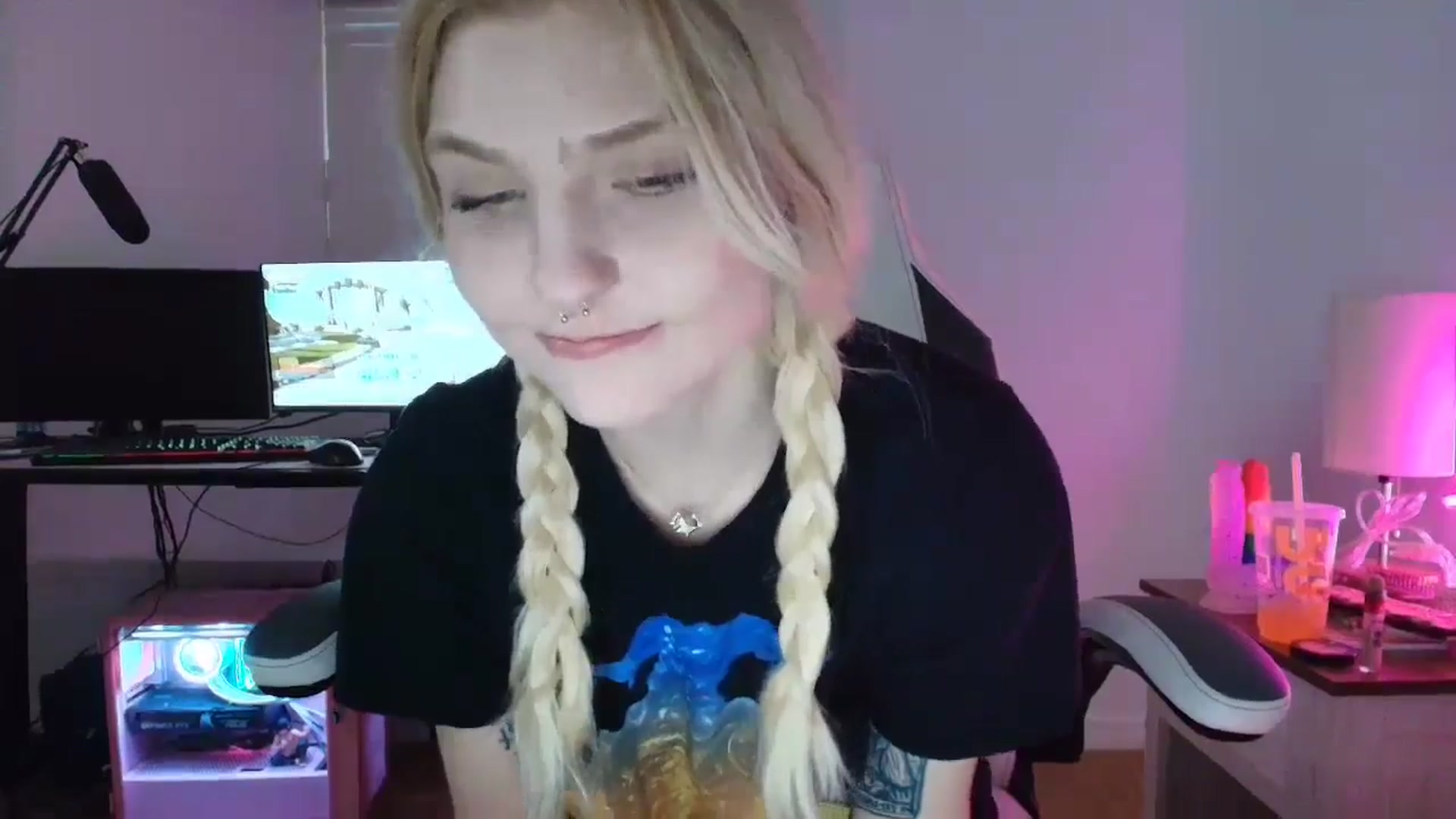 Gallery image thumbnail from DuckChan0's myfreecams stream on, 03/16/2025, 23:36 image 13 of 20