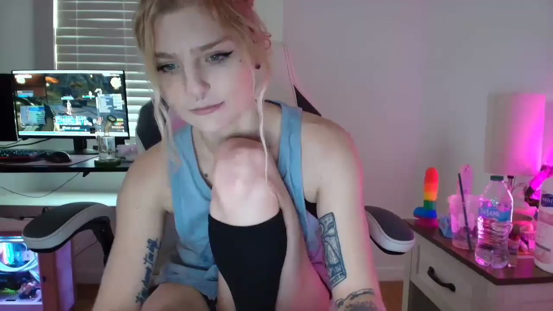 Gallery image thumbnail from DuckChan0's myfreecams stream on, 03/17/2025, 15:59 image 13 of 20
