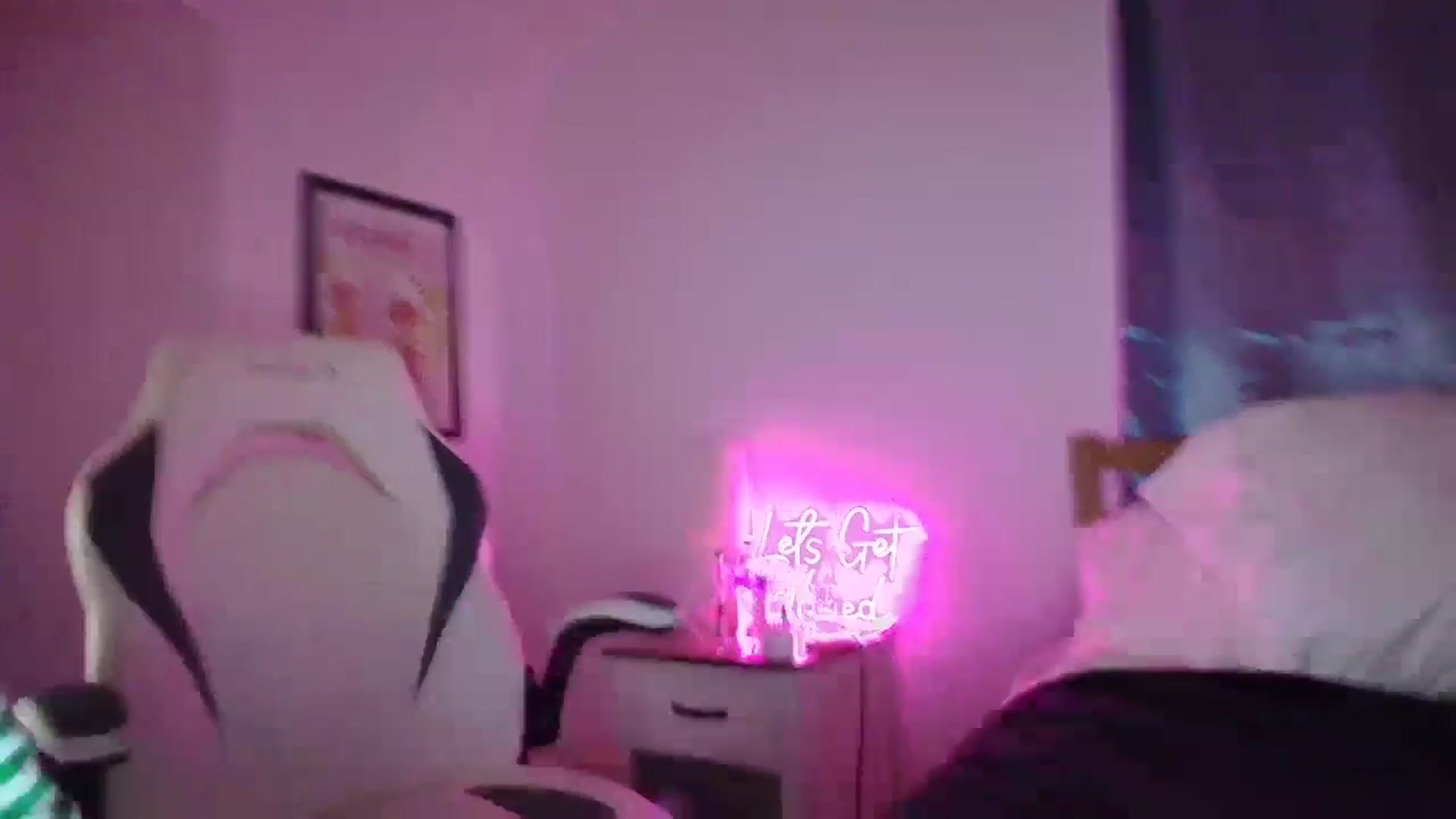 Gallery image thumbnail from DuckChan0's myfreecams stream on, 03/18/2025, 24:09 image 17 of 20