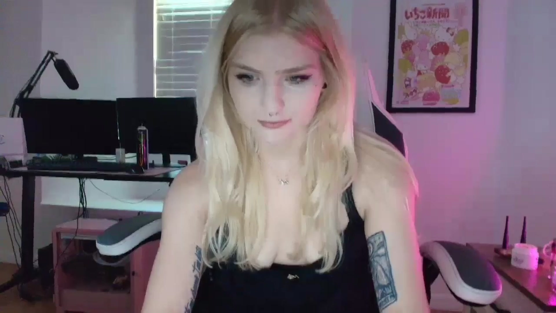 Gallery image thumbnail from DuckChan0's myfreecams stream on, 03/18/2025, 17:16 image 4 of 20