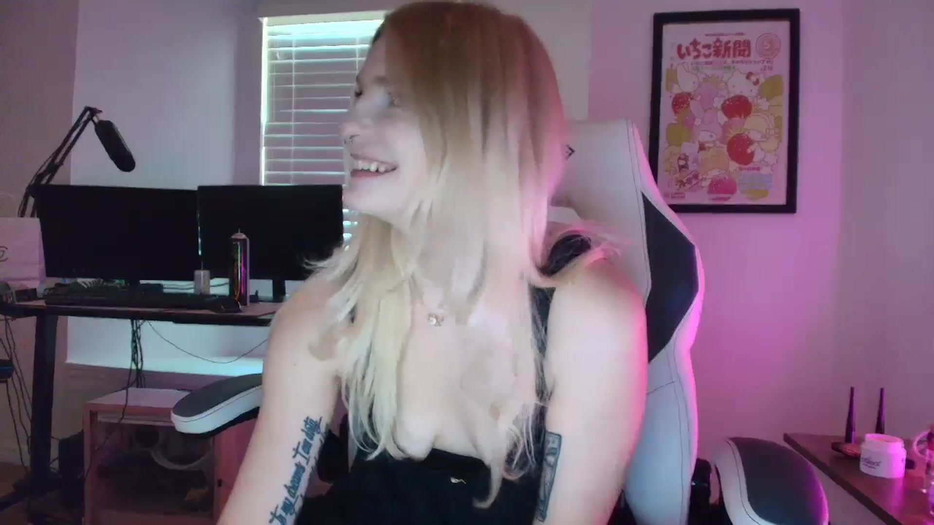 Gallery image thumbnail from DuckChan0's myfreecams stream on, 03/18/2025, 17:16 image 2 of 20