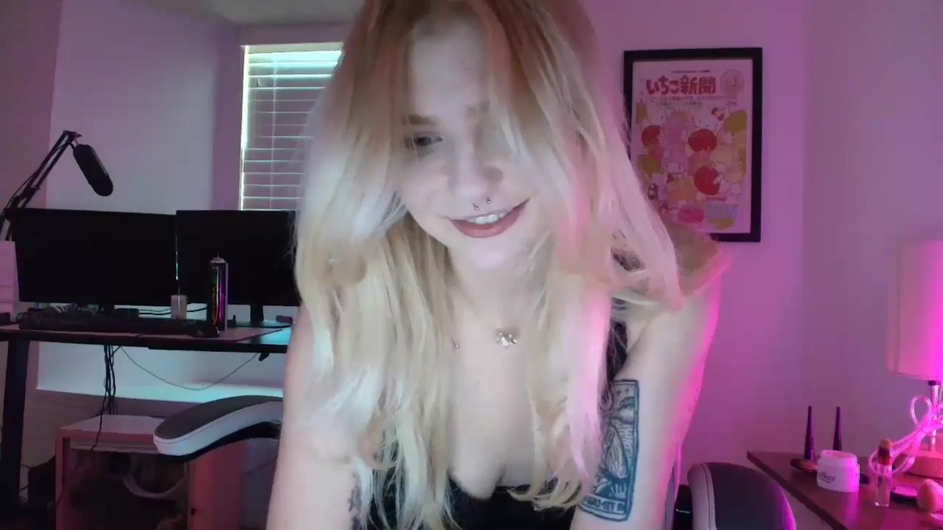 Gallery image thumbnail from DuckChan0's myfreecams stream on, 03/18/2025, 17:16 image 16 of 20